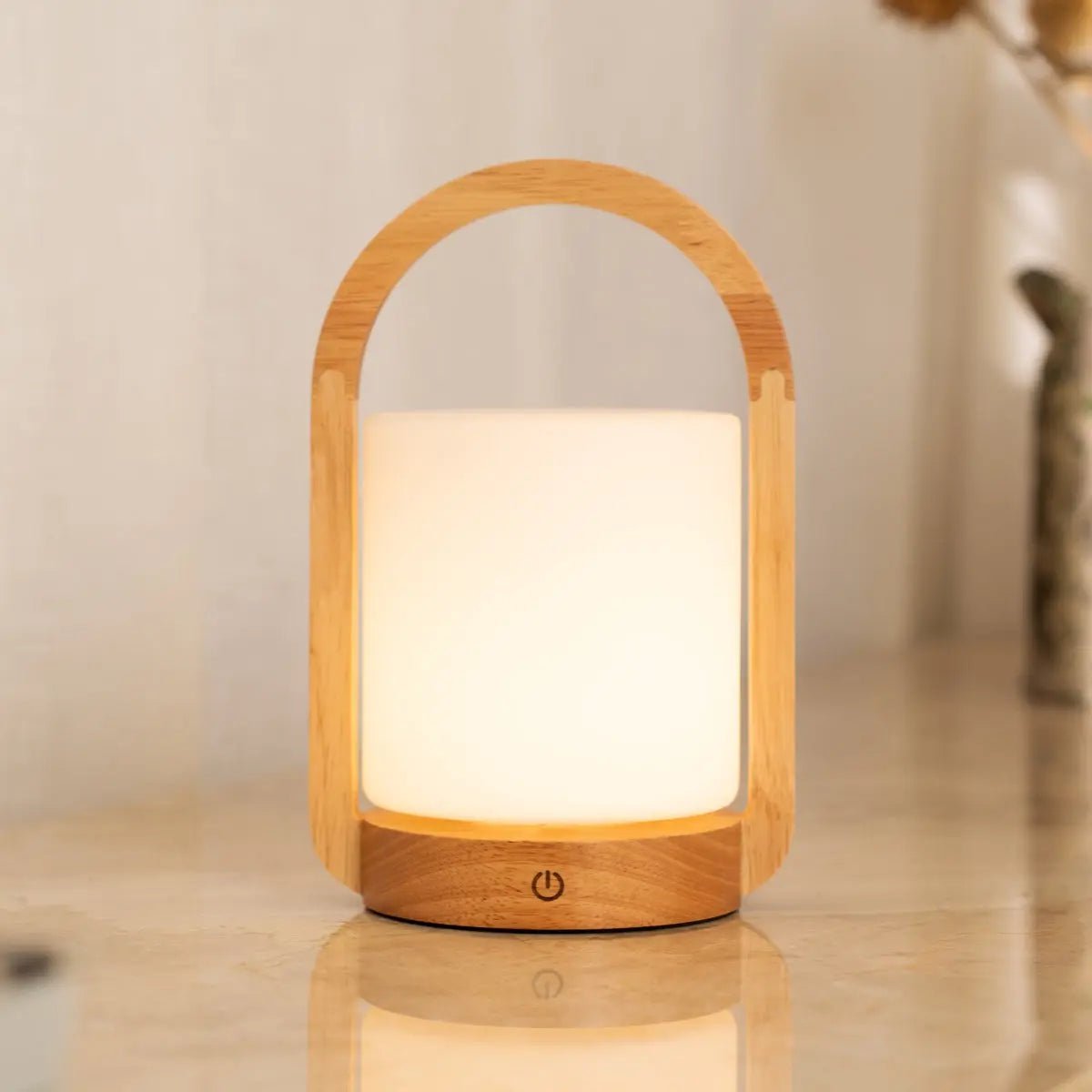 George lampada da tavolo ricaricabile in legno con vetro satinato e manico | Senza fili, dimmerabile e luce calda – fino a 100 ore di batteria