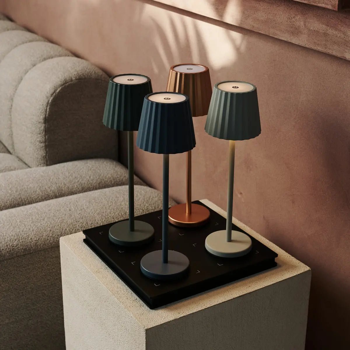 Amstel Station Professionale stazione di ricarica wireless | caricabatterie Qi a 4 porte, sicuro e elegante, ideale per lampade da tavolo e smartphone