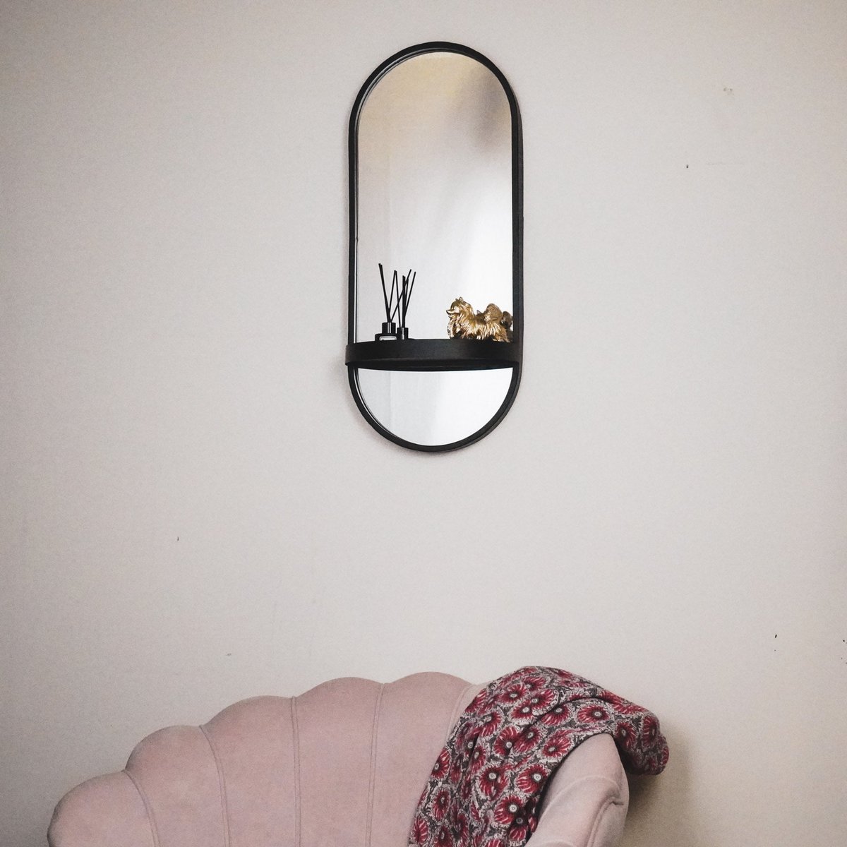 Ovalen Spiegel Metaal Zwart met Plank 30x70 cm – Housevitamin | Stijlvolle Spiegel met Ovaal Design en Opbergruimte