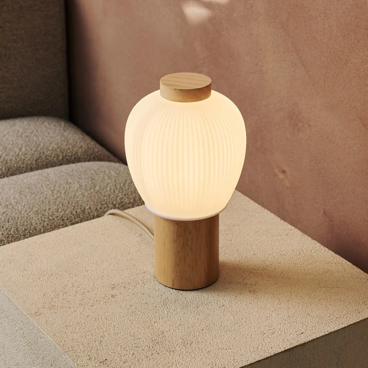 Molte lampade da tavolo in legno e vetro | Lampada in legno marrone chiaro con paralume in vetro opaco | Attacco E27 | Design scandinavo
