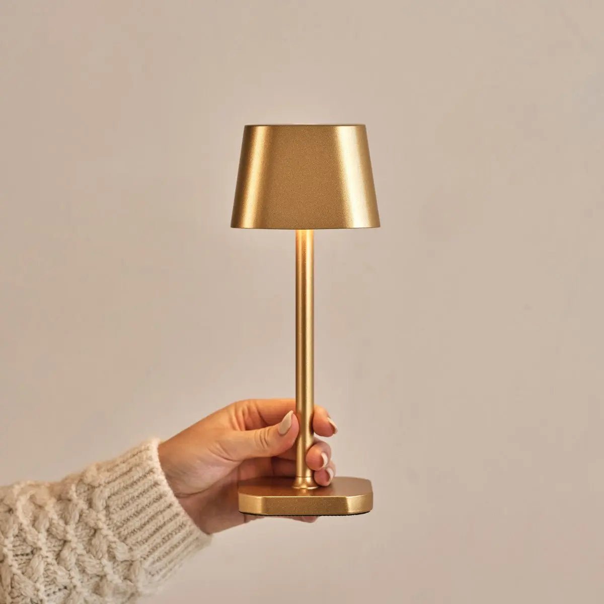 Lampada da tavolo ricaricabile Ava oro | Lampada da design LED wireless | Dimmerabile | USB-C | 3 livelli di luce | Tavellio