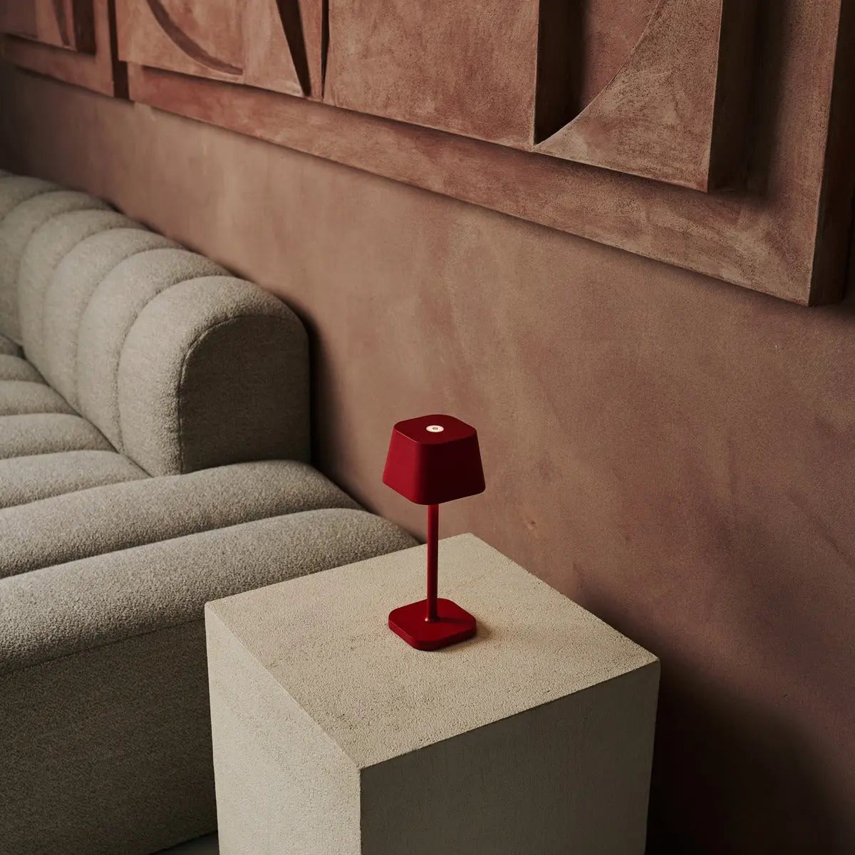 Ava Berry Red lampada da tavolo ricaricabile – senza fili, dimmerabile e design elegante per ogni ambiente