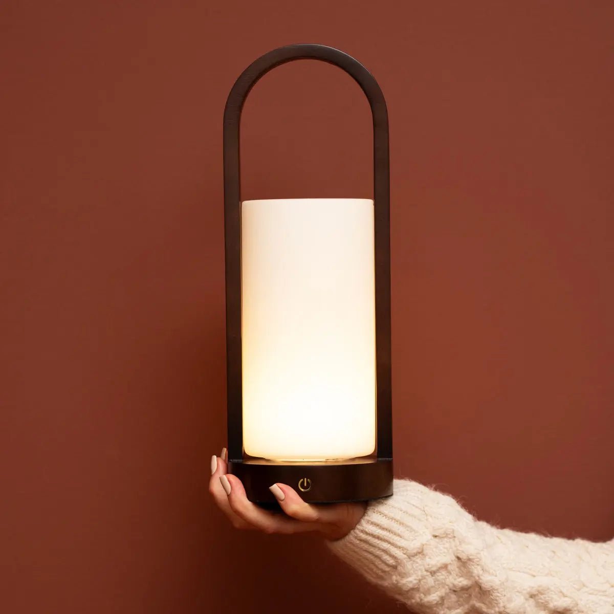 Evie lampada da tavolo ricaricabile in legno marrone scuro – dimmerabile, wireless, design naturale con vetro