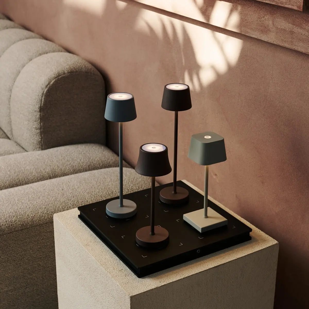 Amstel Station Professionale stazione di ricarica wireless | caricabatterie Qi a 4 porte, sicuro e elegante, ideale per lampade da tavolo e smartphone