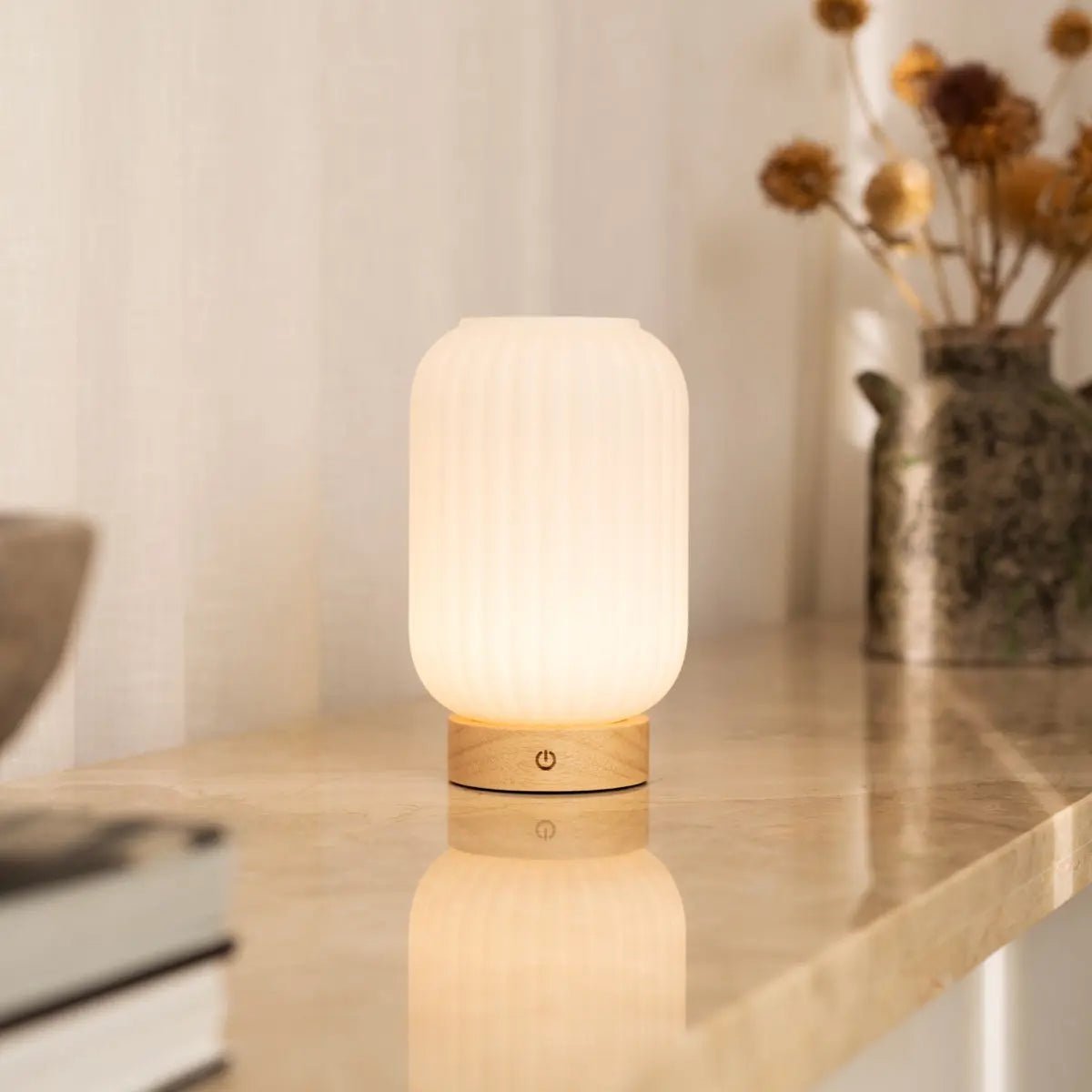 Lampada da tavolo ricaricabile Lilly con base in legno e vetro satinato – dimmerabile, senza fili, 3 modalità di luce per ogni atmosfera