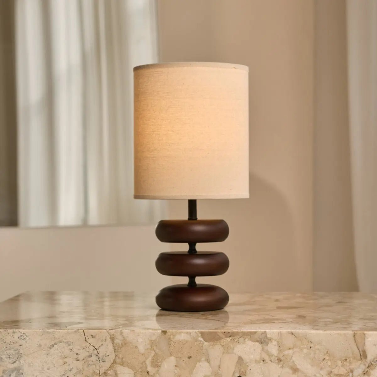 Lara lampada da tavolo in legno marrone scuro – lampada rustica con paralume in lino crema | Fatto a mano, attacco E27, 44 cm di altezza