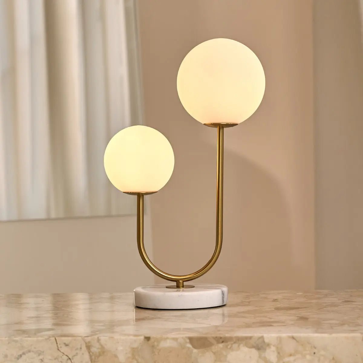 Giorgia lampada da tavolo in marmo | Elegante lampada con vetro opaco, attacco G9 e dettagli dorati – design fatto a mano