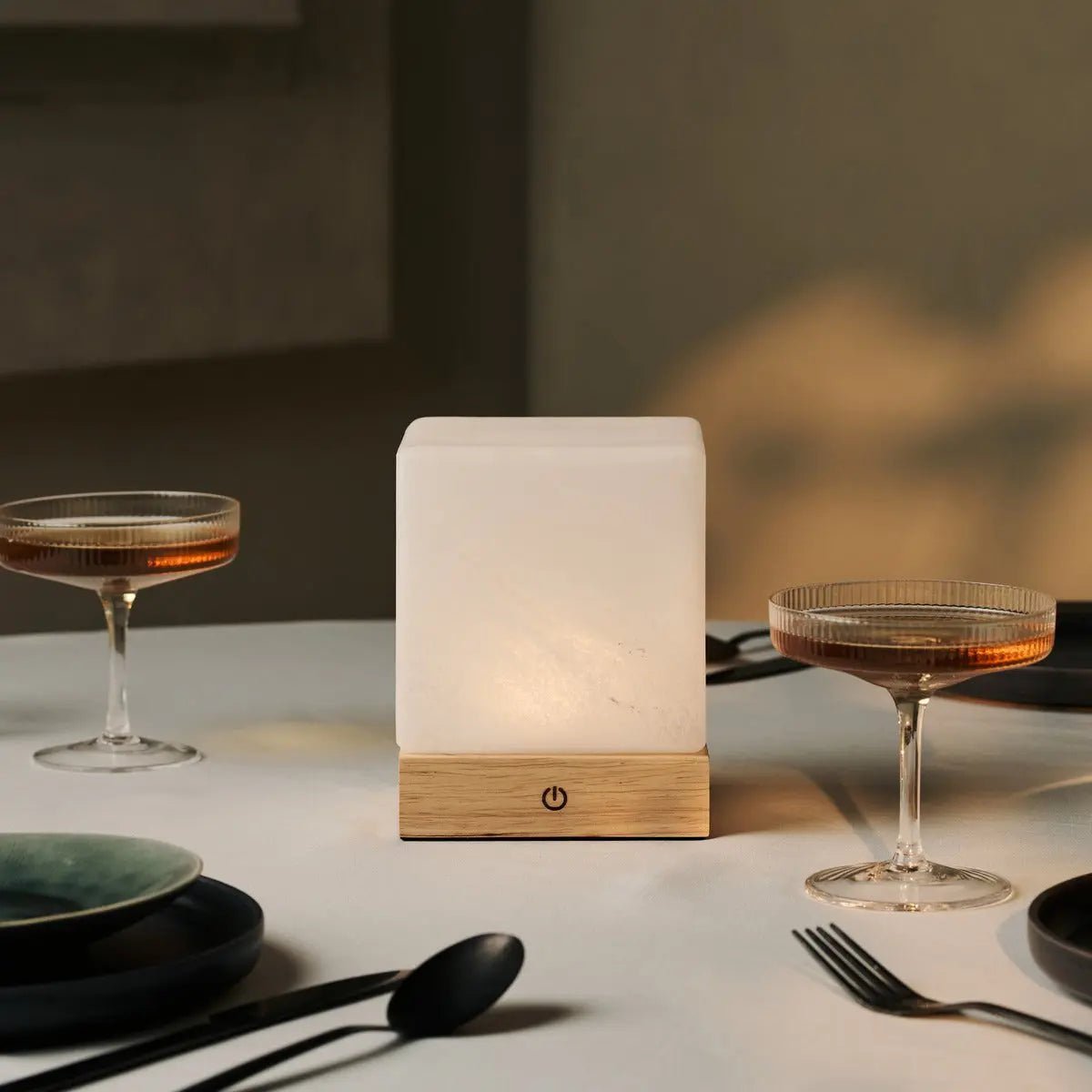 Lampada da tavolo in legno wireless YCE con vetro satinato | Ricaricabile | Dimmerabile | Durata batteria 100 ore | Controllo touch | USB-C