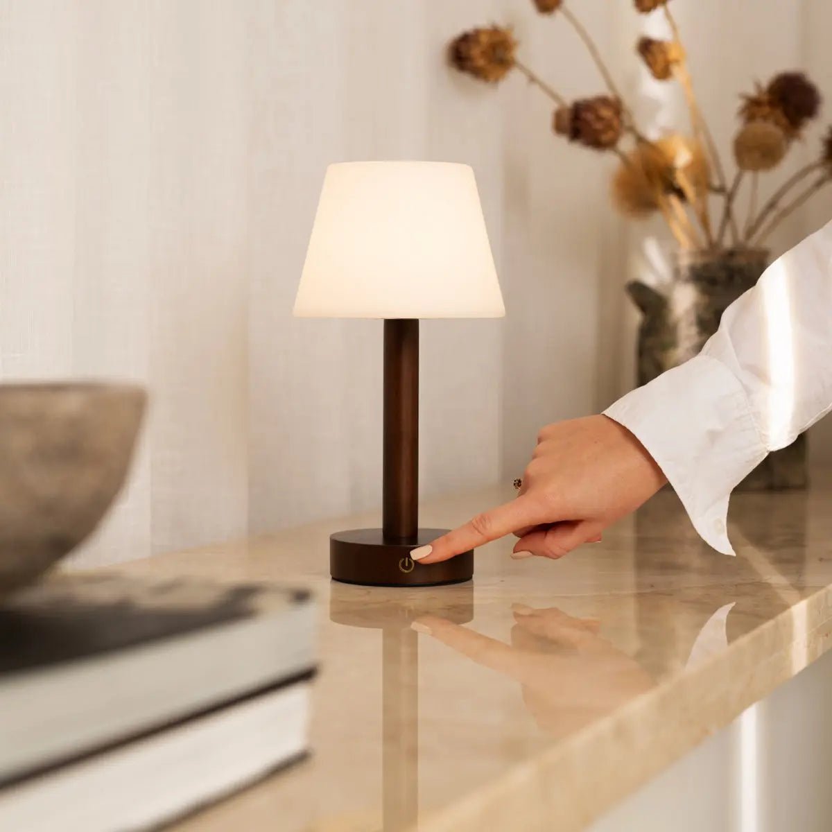 Zoë lampada da tavolo wireless marrone scuro – lampada da design ricaricabile in legno | Dimmerabile, USB-C, durata batteria 80 ore