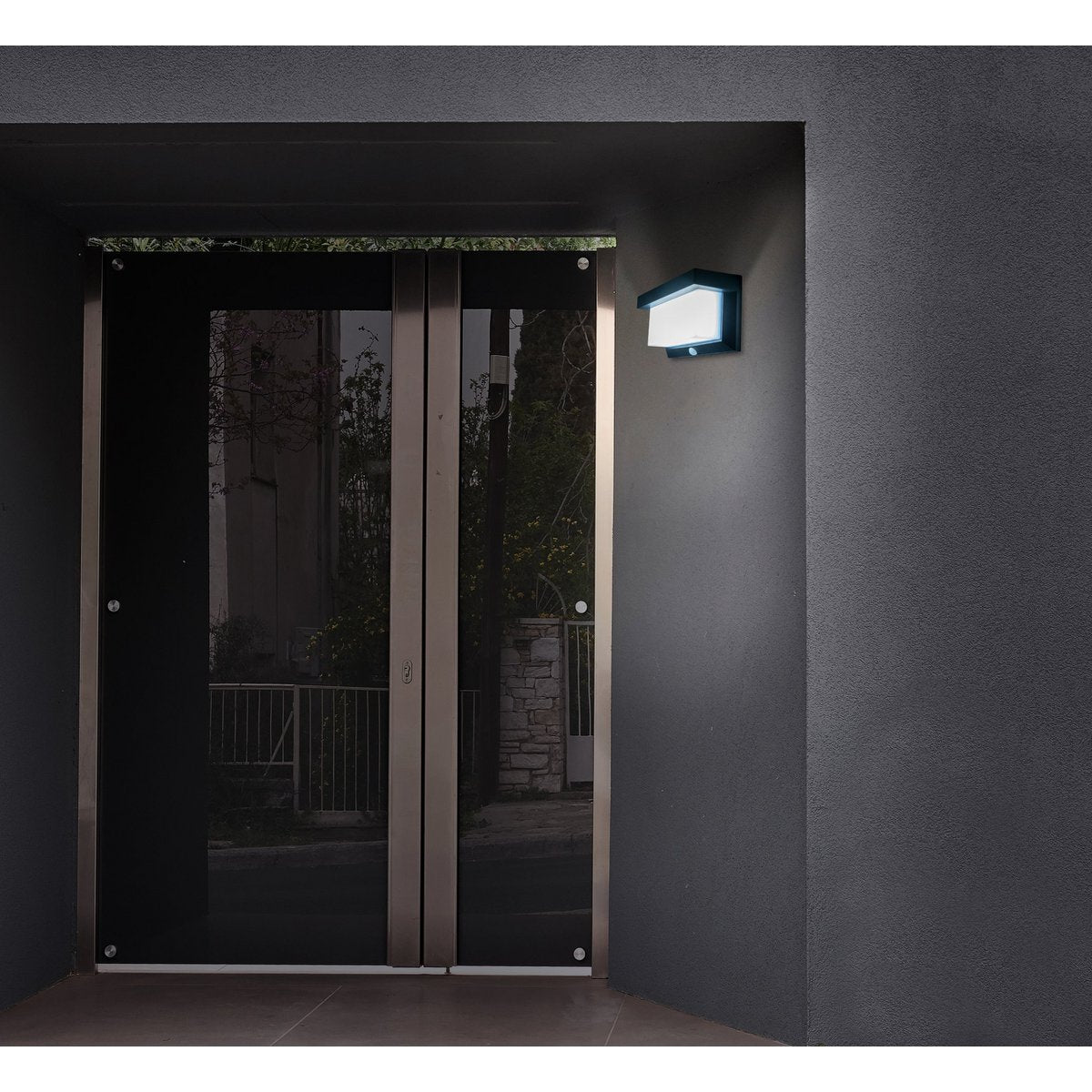Lampada a bastone solare LED nera da esterno con sensore di movimento | Impermeabile IP44 | Ricaricabile tramite USB | Näve Leuchten