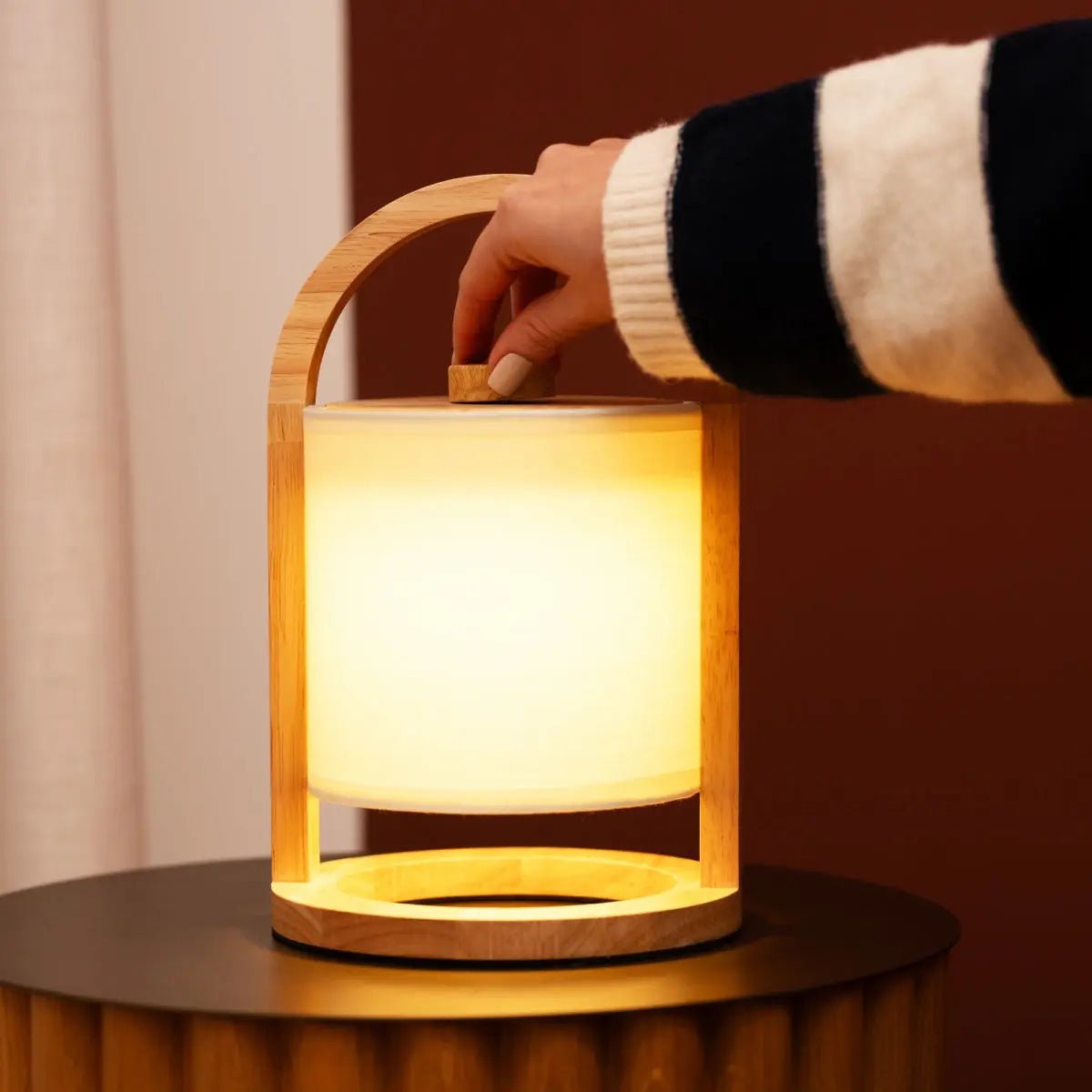 Lampada da tavolo in legno River ricaricabile e dimmerabile – senza fili, luce LED calda, con paralume in cotone – Tavellio Amsterdam