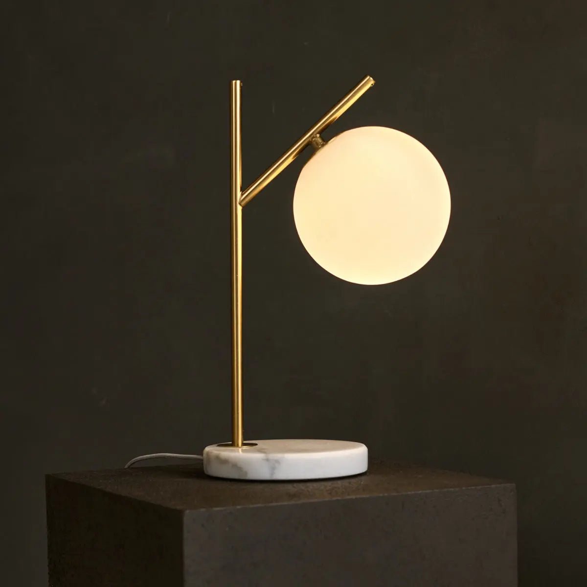 Lampada da tavolo in marmo Madison – lampada di design di lusso con globo in vetro opaco, fatta a mano, alta 40 cm, attacco G9