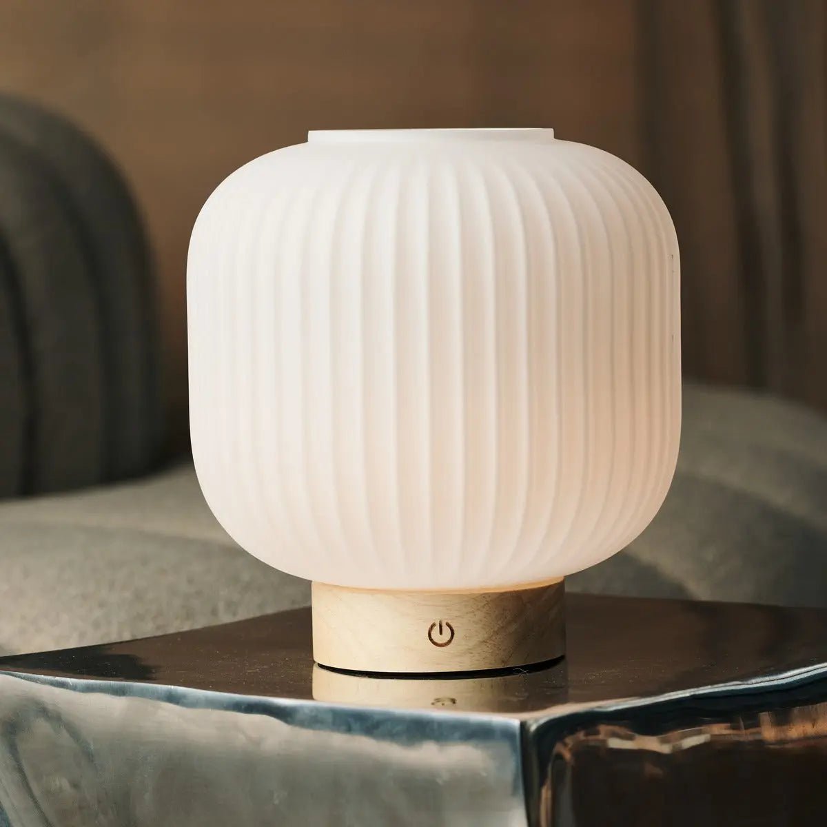Lampada da tavolo ricaricabile LYLA in vetro satinato e legno | LED dimmerabile con 3 livelli di luce | USB-C | Illuminazione wireless d'atmosfera