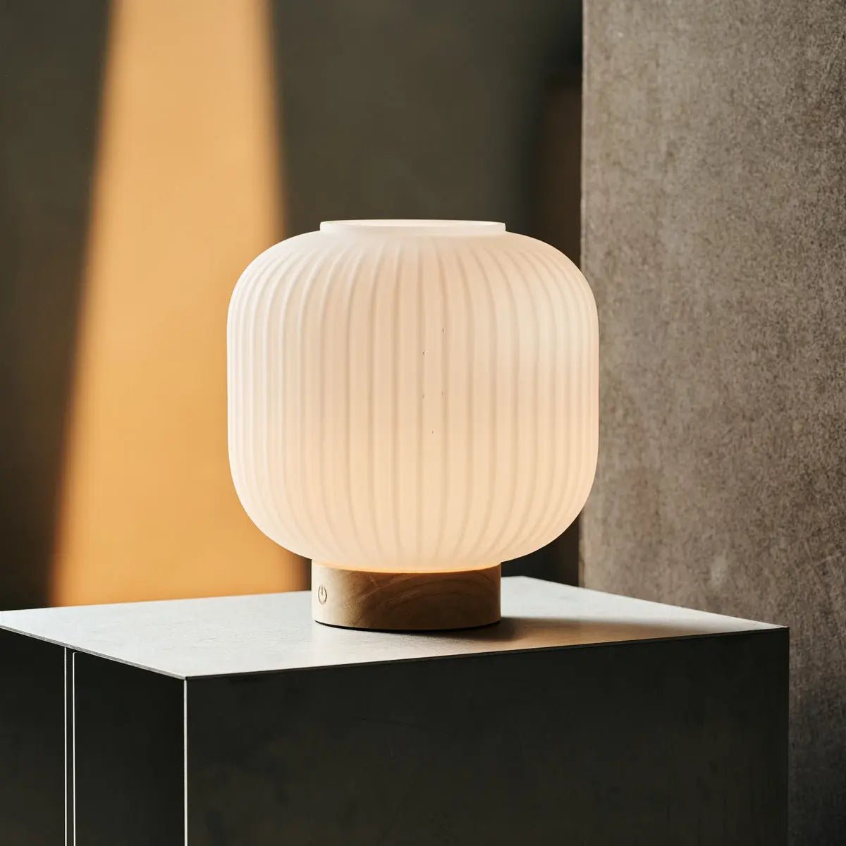 Lampada da tavolo ricaricabile LYLA in vetro satinato e legno | LED dimmerabile con 3 livelli di luce | USB-C | Illuminazione wireless d'atmosfera