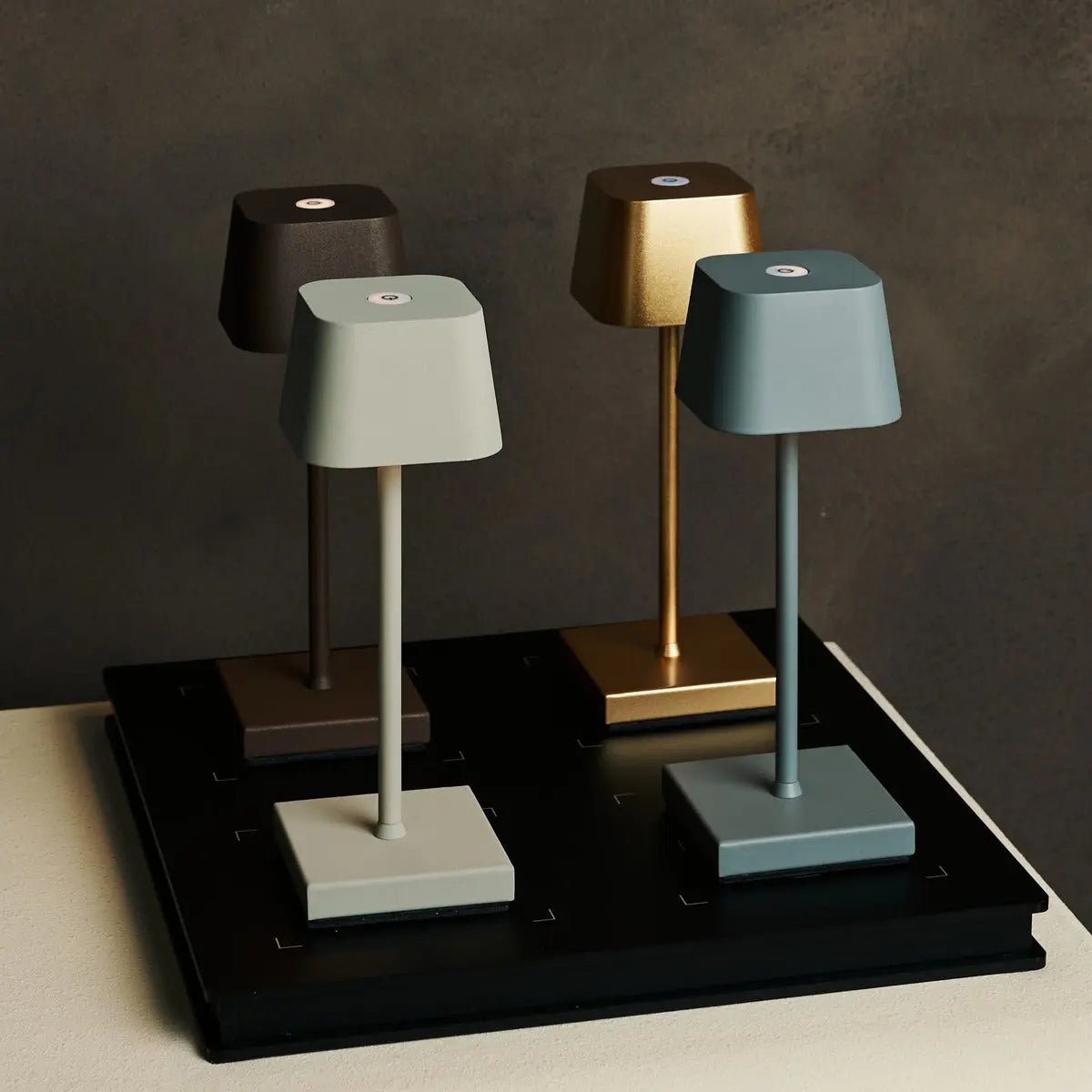 Amstel Station Professionale stazione di ricarica wireless | caricabatterie Qi a 4 porte, sicuro e elegante, ideale per lampade da tavolo e smartphone