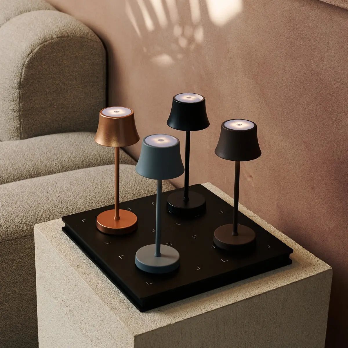 Amstel Station Professionale stazione di ricarica wireless | caricabatterie Qi a 4 porte, sicuro e elegante, ideale per lampade da tavolo e smartphone