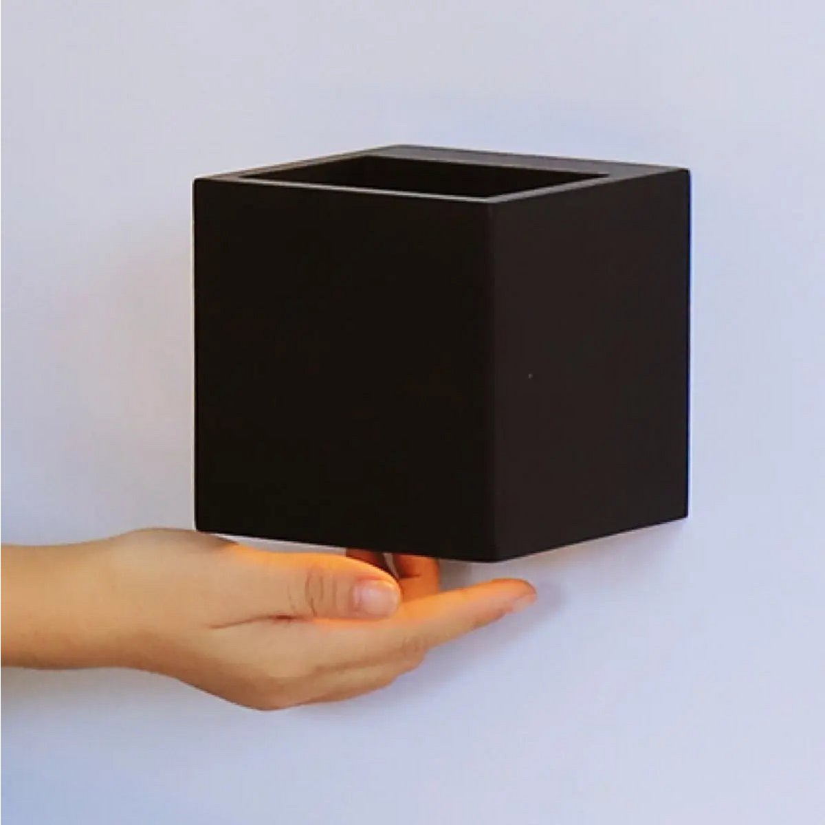 Applique da parete nera opaca ricaricabile e dimmerabile | Illuminazione da parete in legno wireless con controllo touch – Tavellio