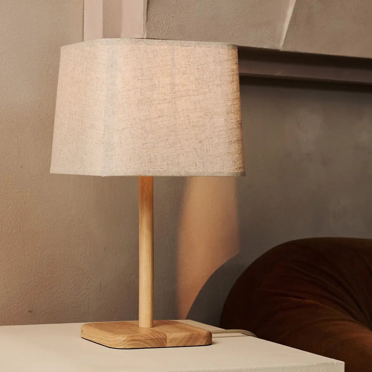 Lampada da tavolo in legno Marley con paralume in tessuto beige – illuminazione elegante e naturale per ogni interno