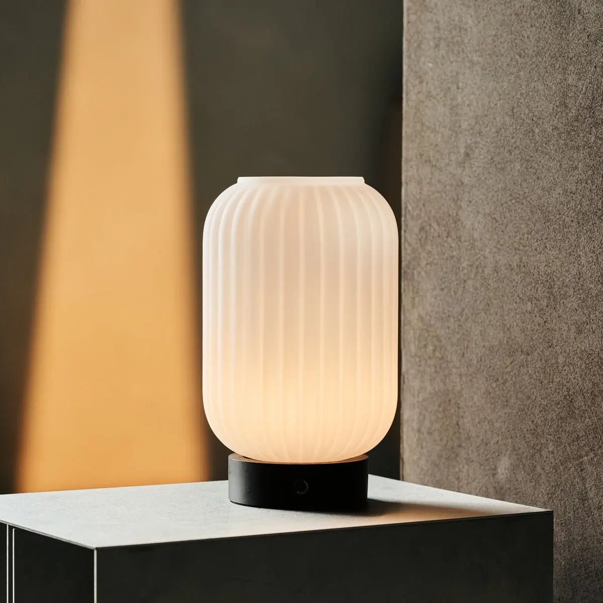 Lampada da tavolo ricaricabile Lilly – legno marrone scuro e vetro opaco | Dimmerabile, 3 modalità di luce, senza fili e design elegante