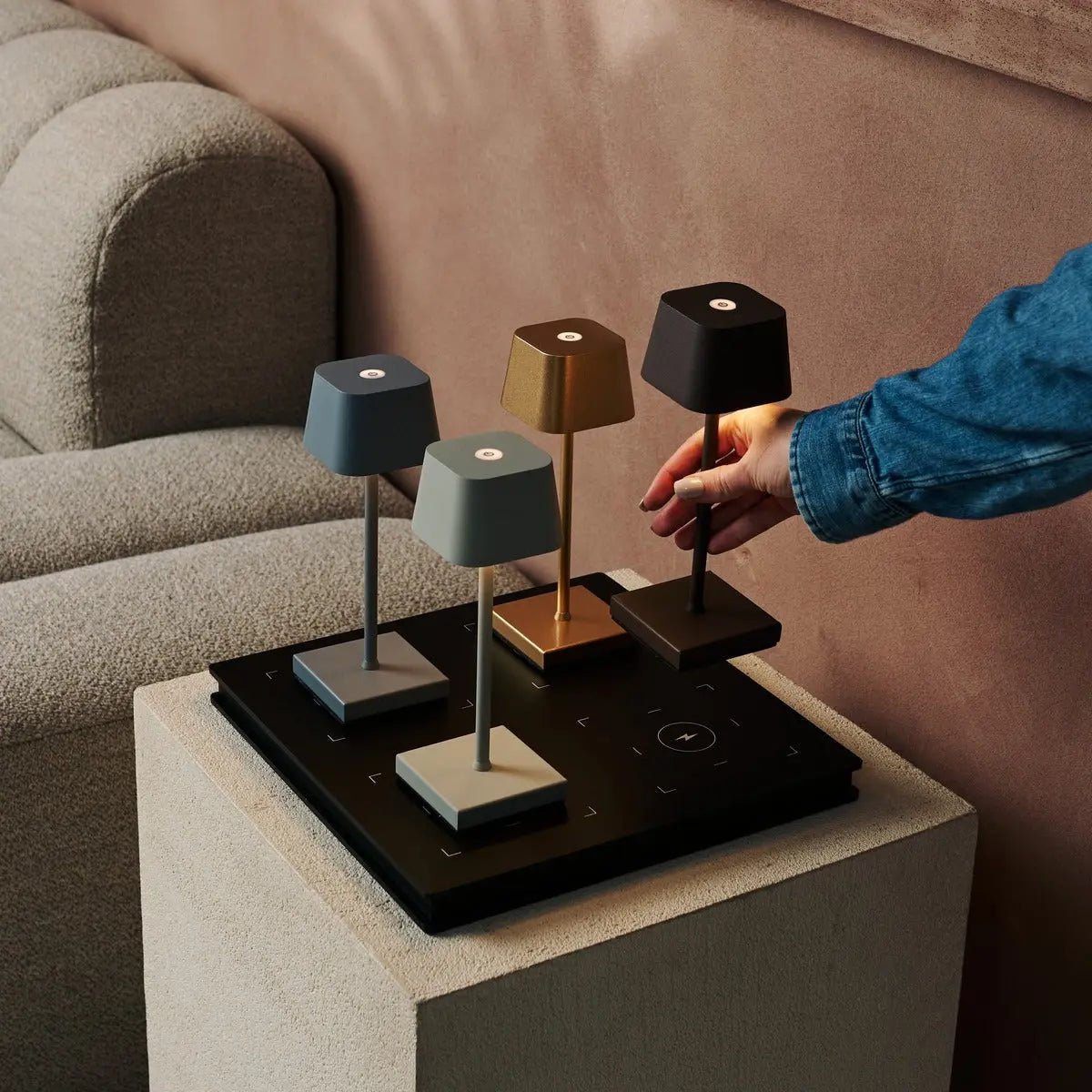 Amstel Station Professionale stazione di ricarica wireless | caricabatterie Qi a 4 porte, sicuro e elegante, ideale per lampade da tavolo e smartphone