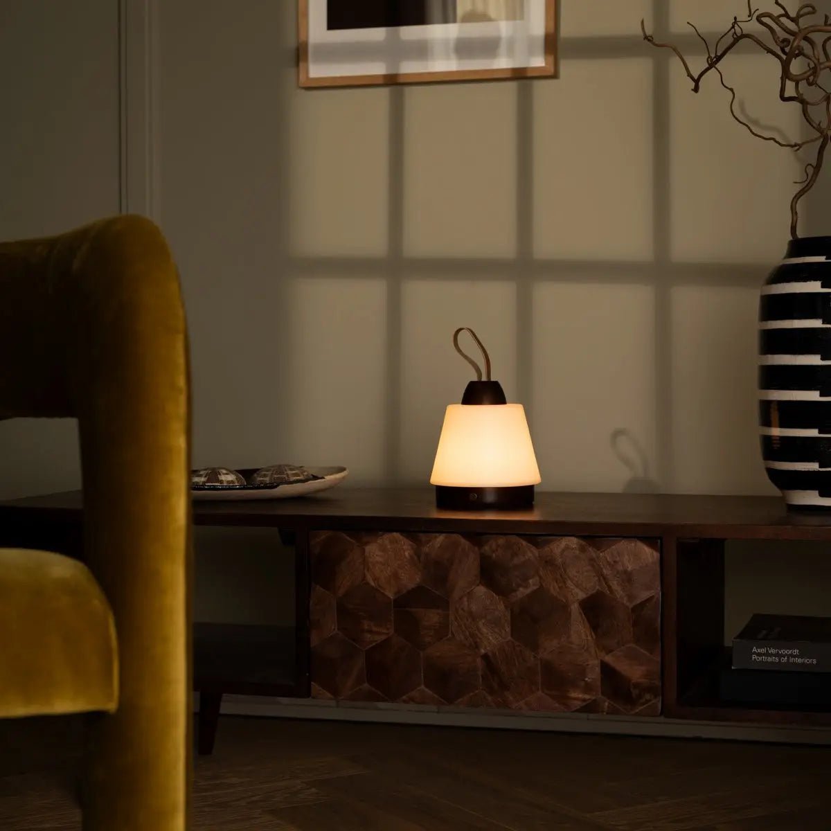 Lampada da tavolo ricaricabile Liv marrone scuro – dimmerabile, wireless con cinturino in pelle | 80 ore di autonomia della batteria e USB-C