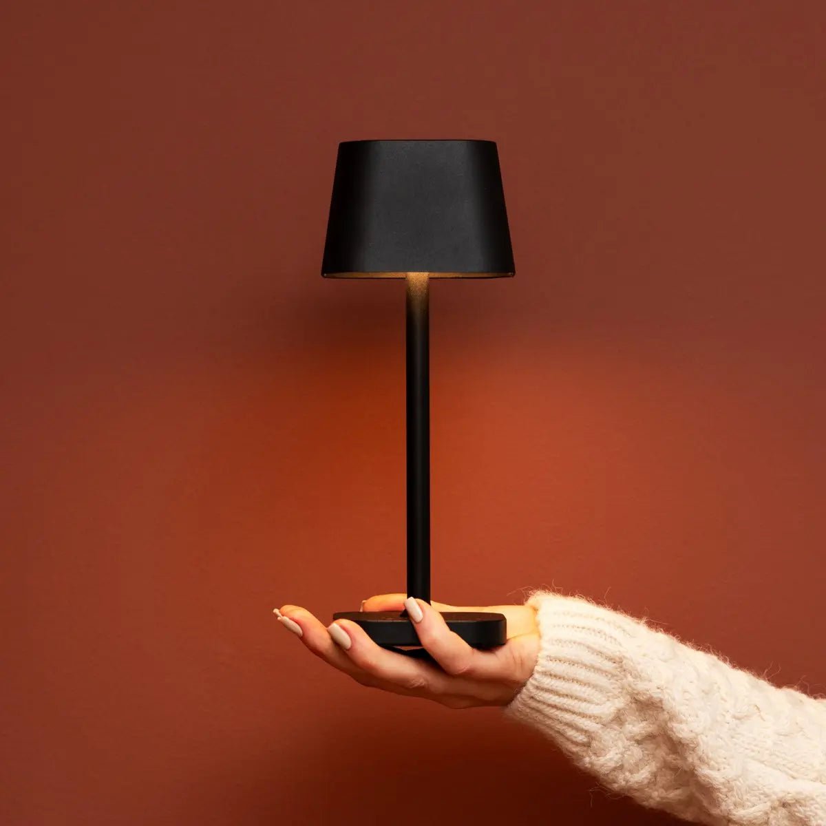 Ava lampada da tavolo ricaricabile nera – wireless, dimmerabile e design elegante | 3 livelli di luce e 120 ore di autonomia della batteria