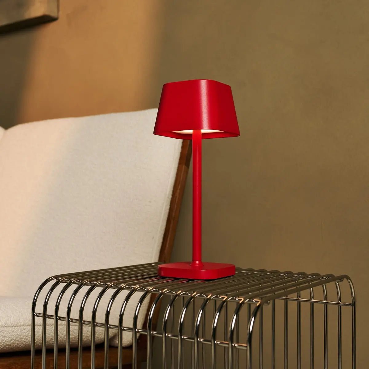 Ava Berry Red lampada da tavolo ricaricabile – senza fili, dimmerabile e design elegante per ogni ambiente