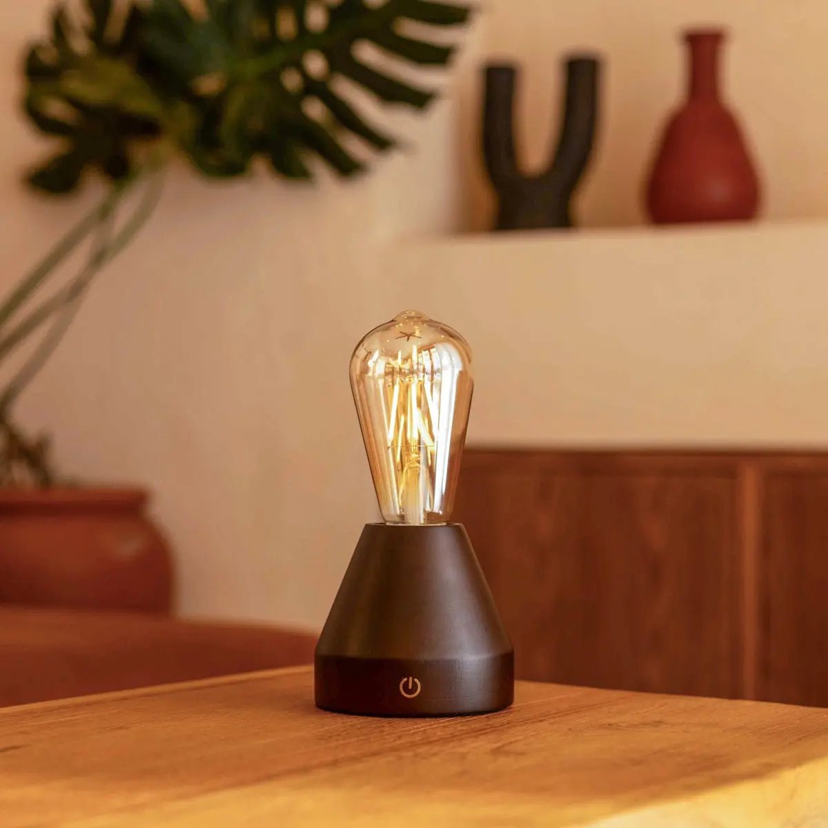 Zavi lampada da tavolo LED marrone scuro – lampada in legno ricaricabile wireless con funzione dimmer e durata della batteria di 80 ore | Tavellio Amsterdam
