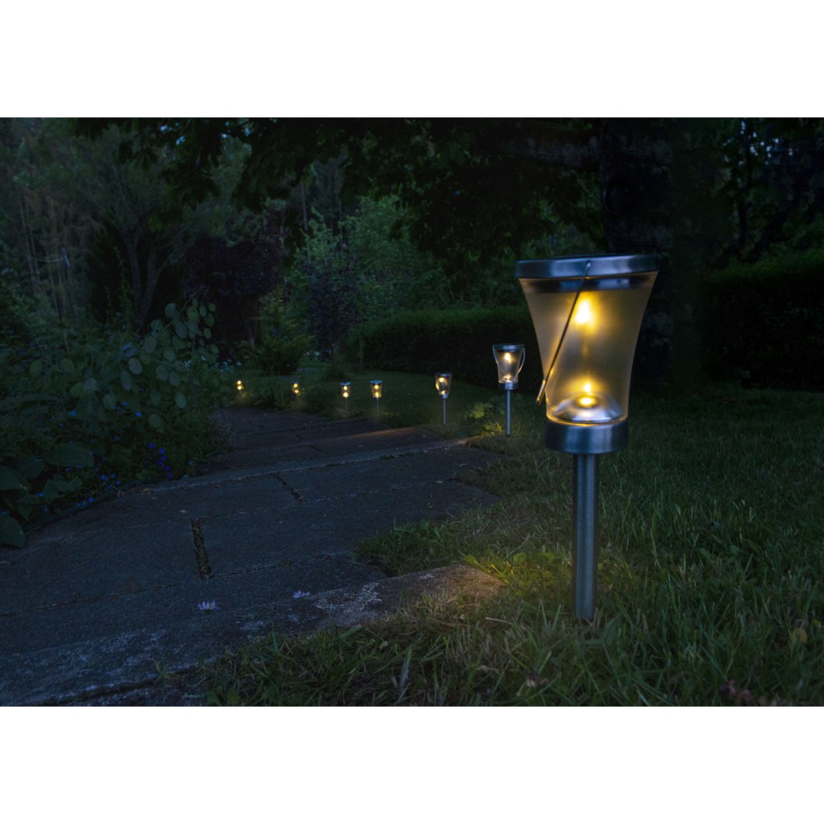 Set van 8 solar LED tuinlampen – geometrisch design, staal look, met schemersensor & USB-oplaadoptie voor buitengebruik