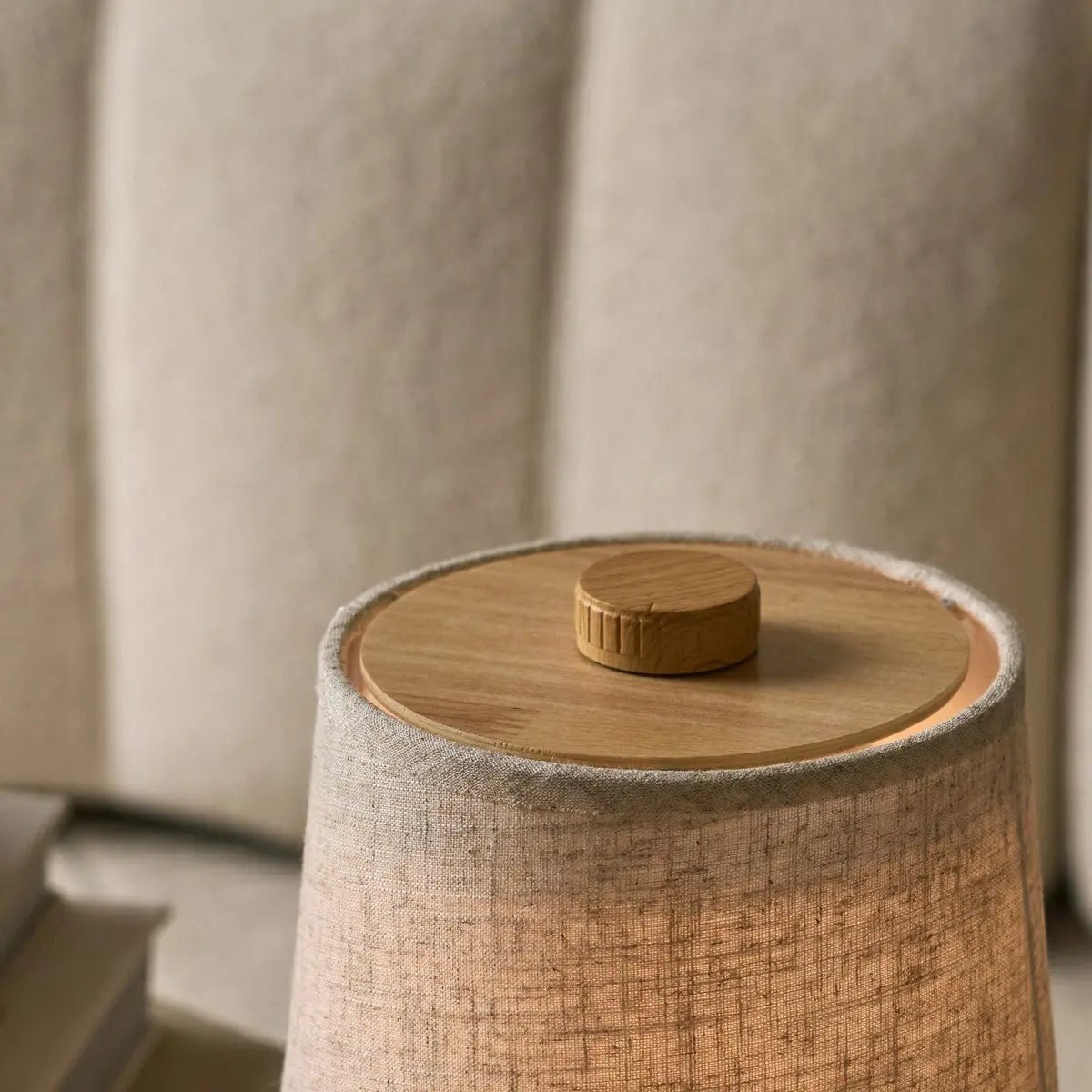 Lampada da tavolo ricaricabile Rover in legno marrone chiaro con paralume in tessuto, wireless, dimmerabile, USB-C, 3 livelli di luce, IP44 resistente agli schizzi