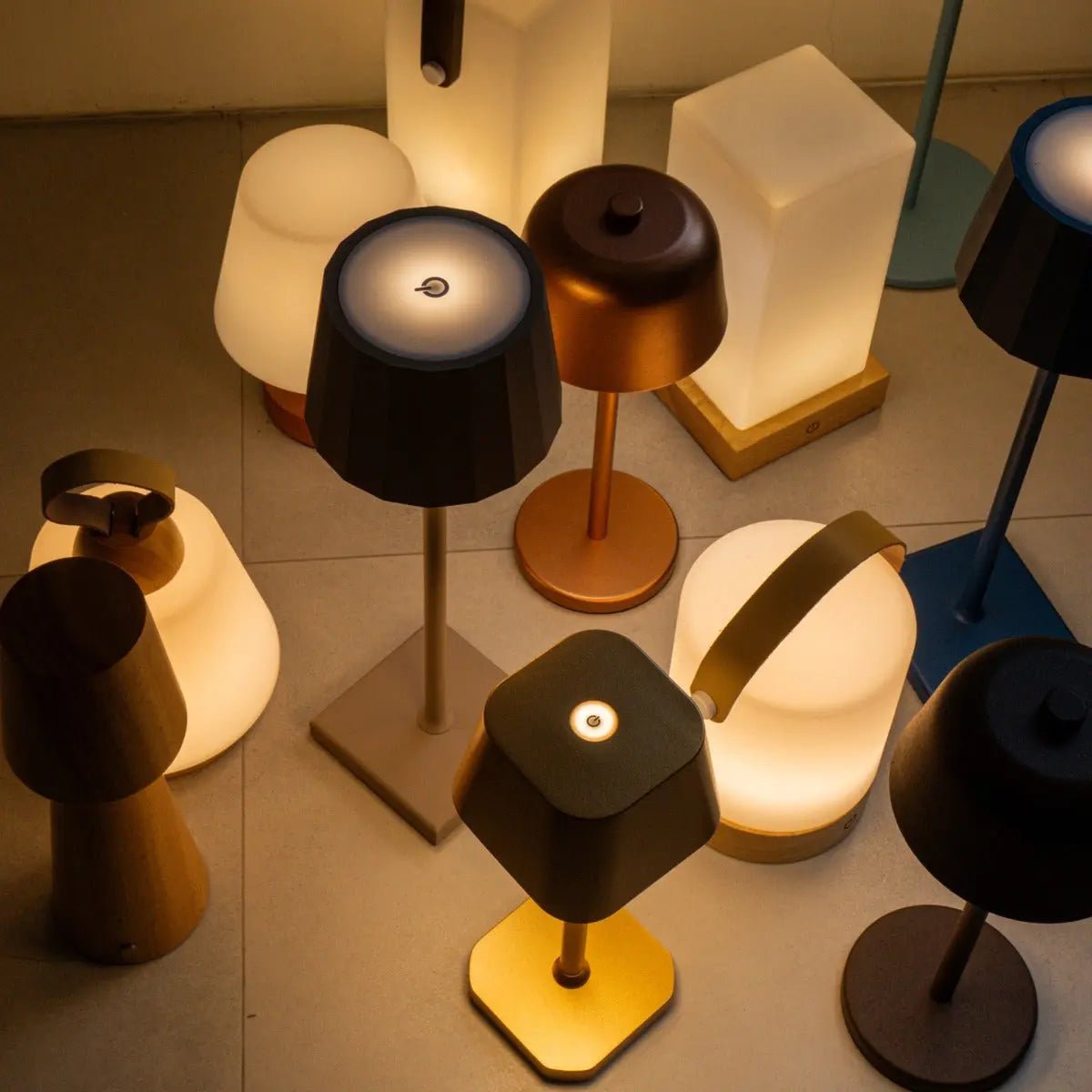 Zayn lampada da tavolo in legno ricaricabile – dimmerabile, wireless, vetro satinato, 100 ore di batteria, USB-C, design marrone chiaro