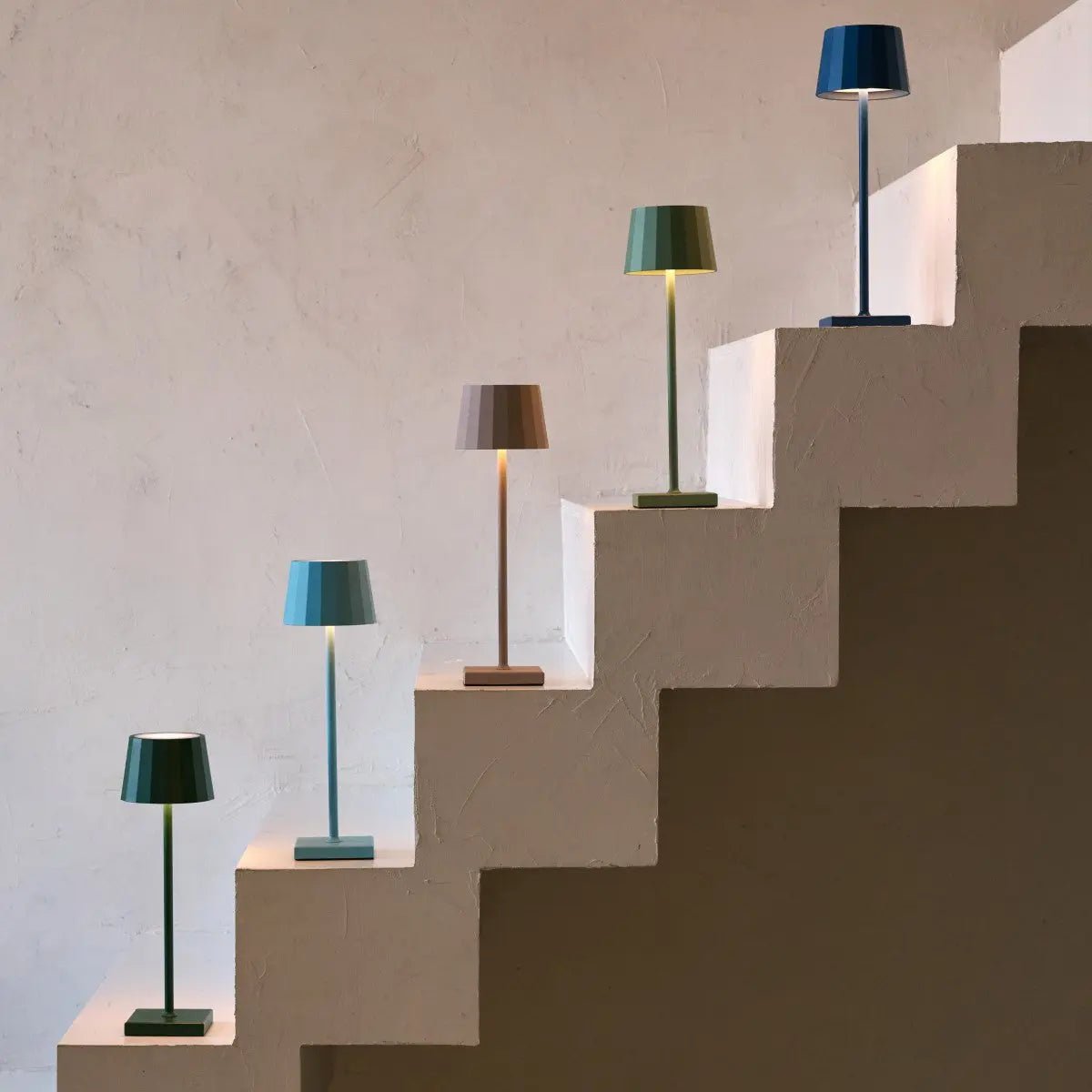 Wouter lampada da tavolo ricaricabile verde salvia | design dimmerabile wireless con 120 ore di autonomia della batteria e 3 modalità di luce – ideale per ogni ambiente