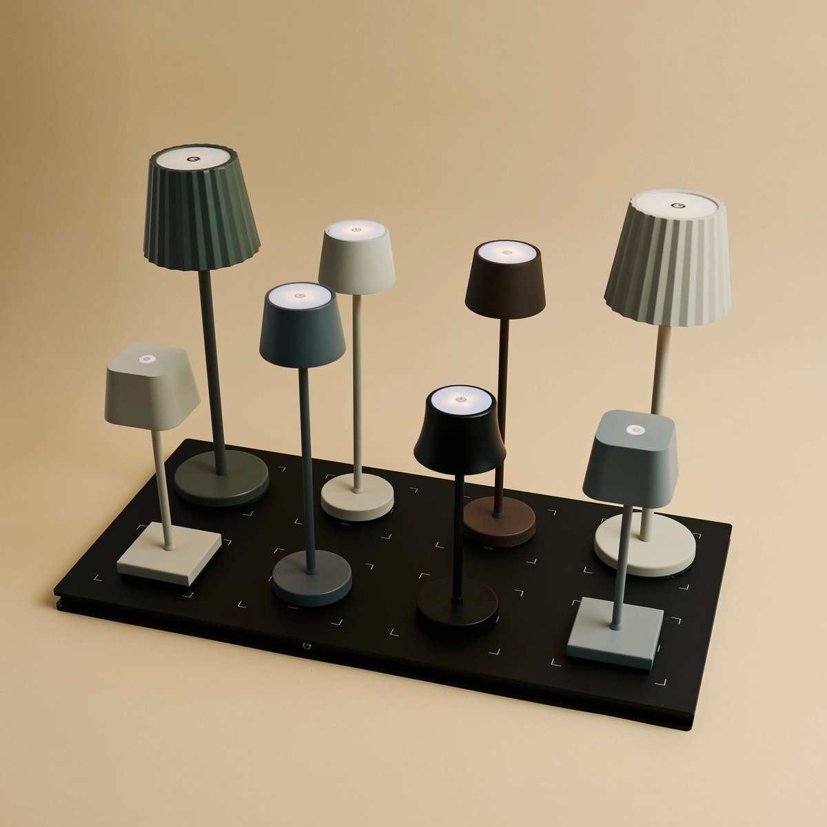 Set Combi Vondel Mini Shadow Grigio – 8 lampade da tavolo wireless & stazione di ricarica | Dimmerabile, resistente all'acqua, perfetto per horeca & hotel