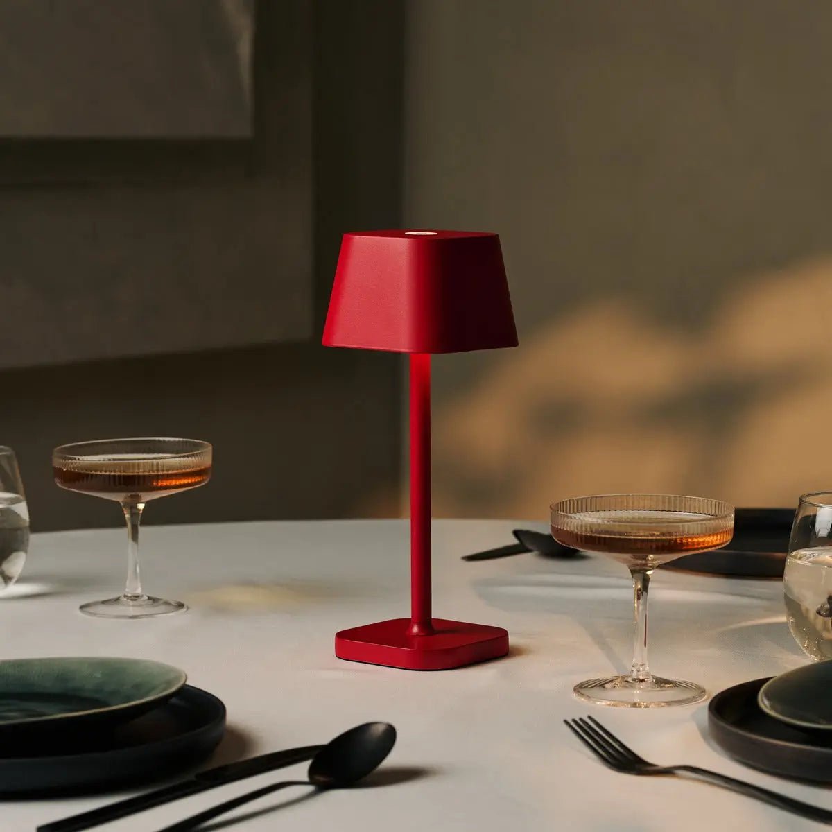 Ava Berry Red lampada da tavolo ricaricabile – senza fili, dimmerabile e design elegante per ogni ambiente