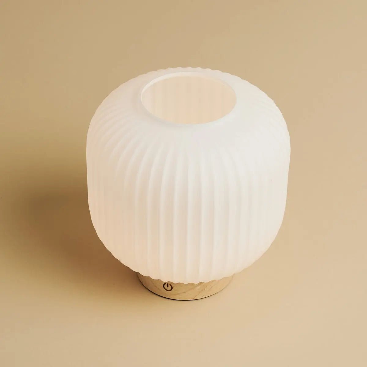 Lampada da tavolo ricaricabile LYLA in vetro satinato e legno | LED dimmerabile con 3 livelli di luce | USB-C | Illuminazione wireless d'atmosfera