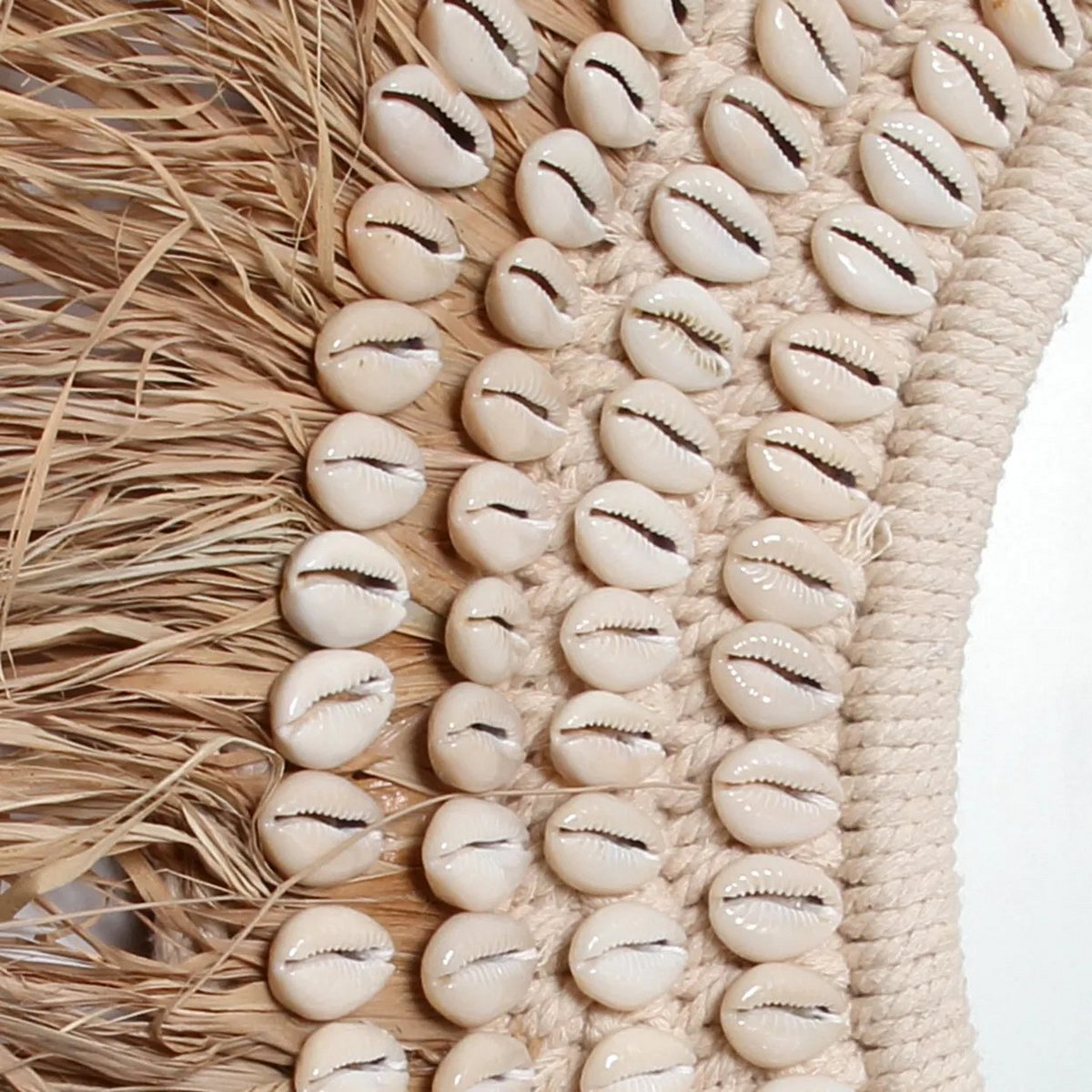 Raffia Kauri spiegel | Ronde bohemien wandspiegel met schelpen | Handgemaakt muurdecoratie Ø75 cm