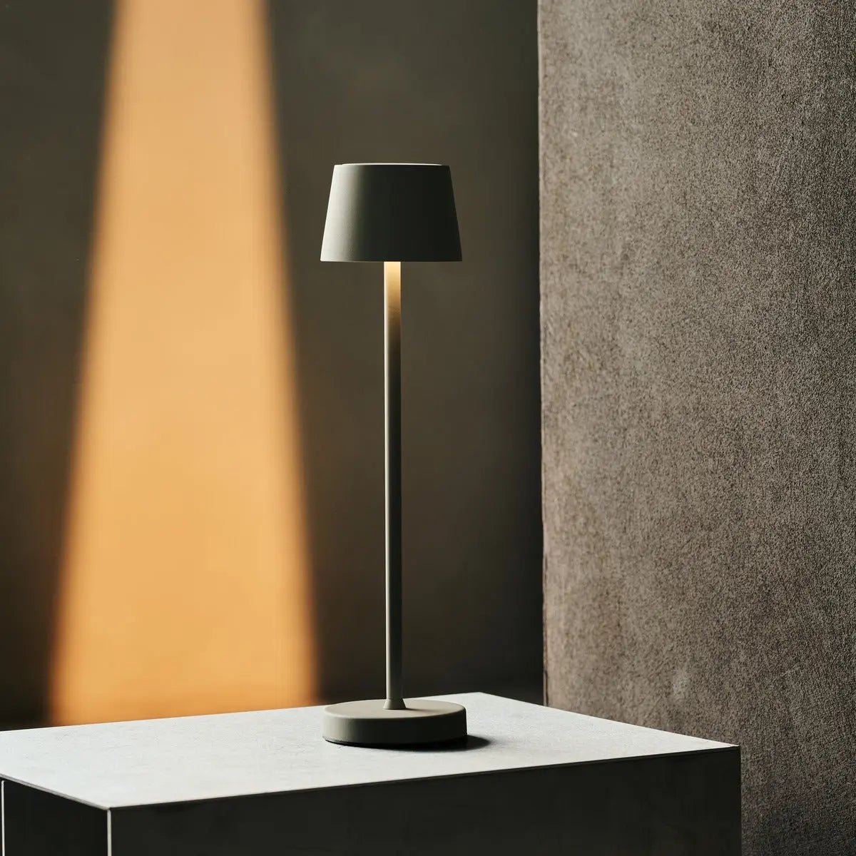 Set Combi Vondel Mini Shadow Grigio – 8 lampade da tavolo wireless & stazione di ricarica | Dimmerabile, resistente all'acqua, perfetto per horeca & hotel