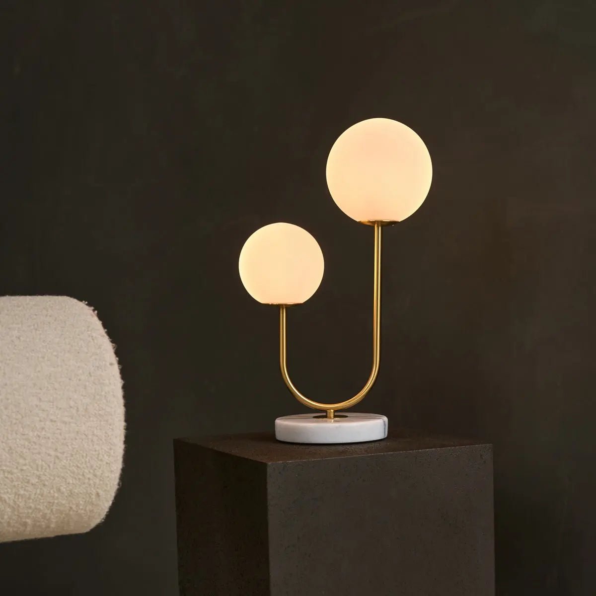 Giorgia lampada da tavolo in marmo | Elegante lampada con vetro opaco, attacco G9 e dettagli dorati – design fatto a mano