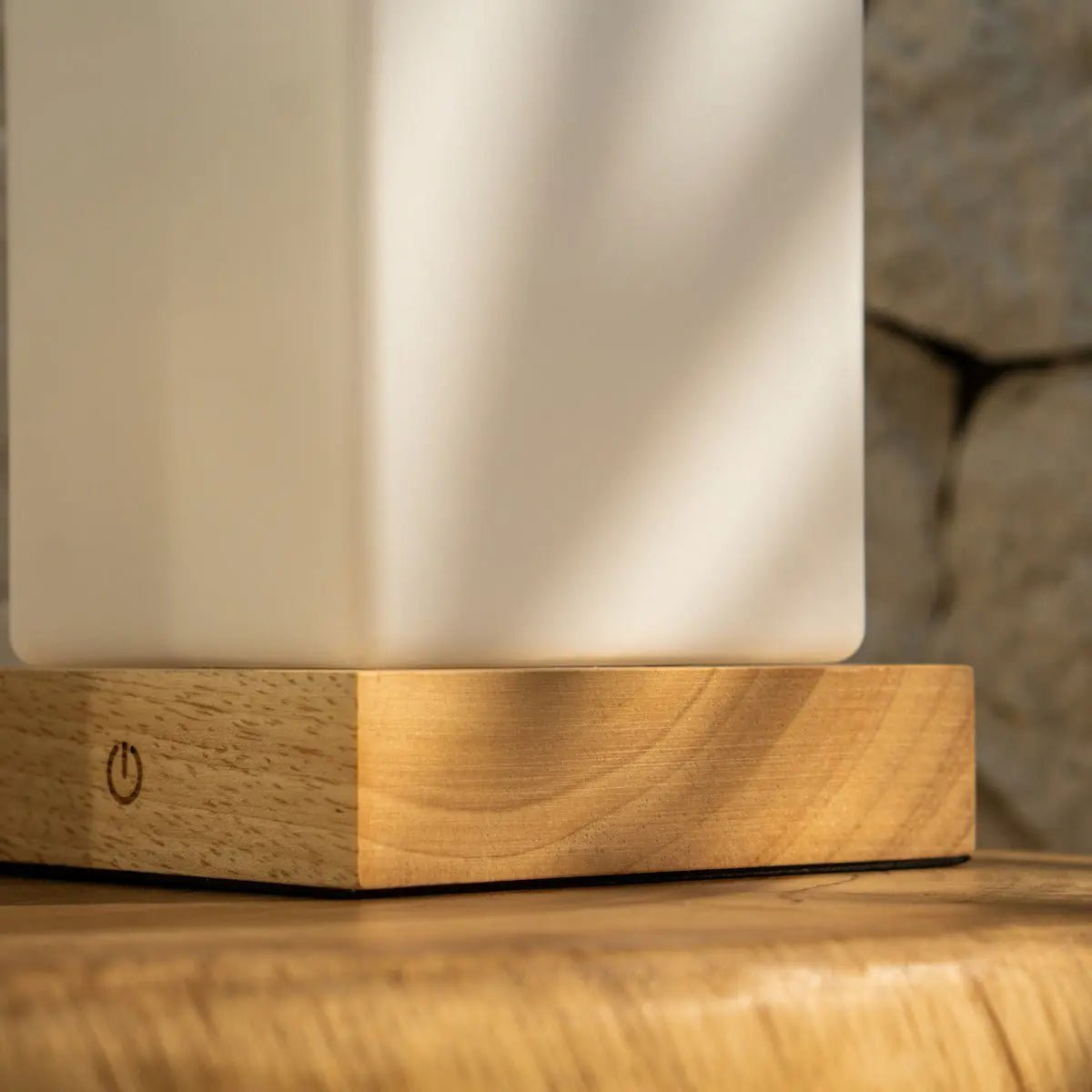 Zayn lampada da tavolo in legno ricaricabile – dimmerabile, wireless, vetro satinato, 100 ore di batteria, USB-C, design marrone chiaro