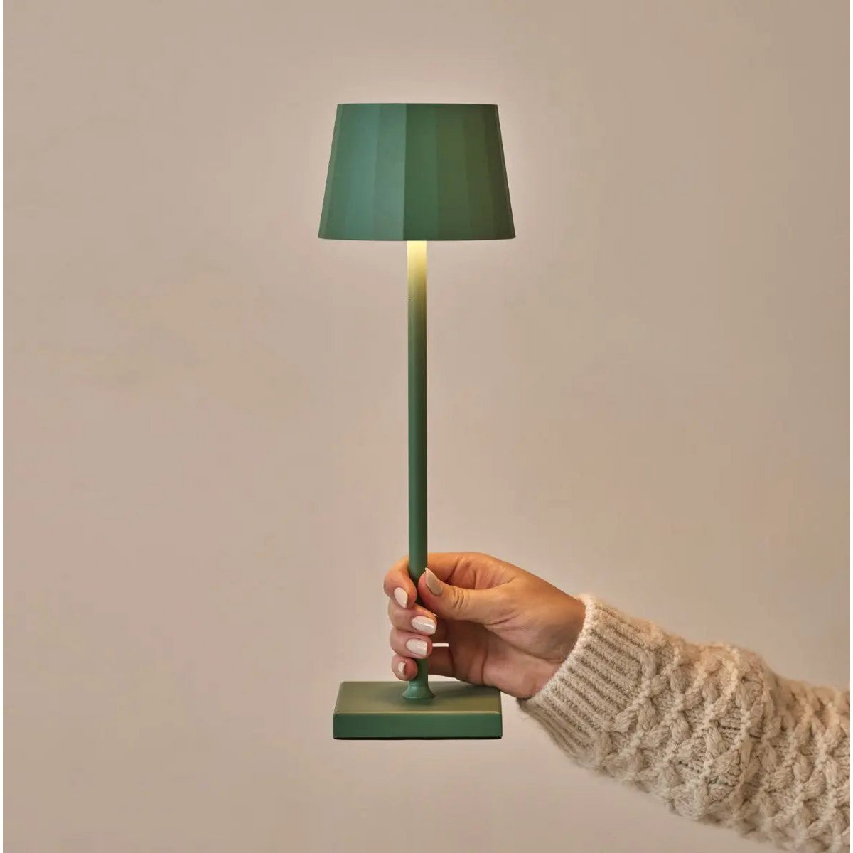 Wouter lampada da tavolo ricaricabile verde salvia | design dimmerabile wireless con 120 ore di autonomia della batteria e 3 modalità di luce – ideale per ogni ambiente