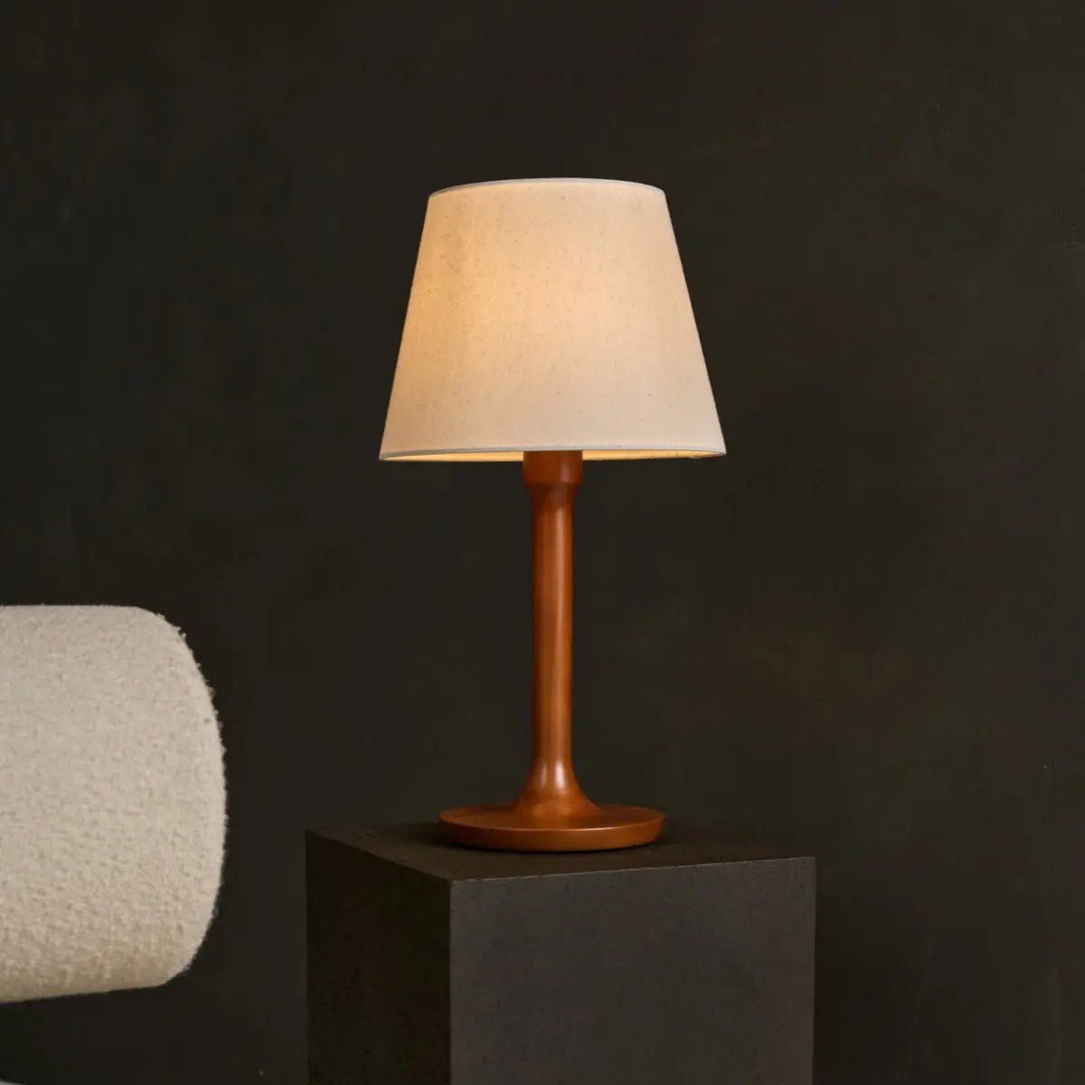 Nova lampada da tavolo marrone castagna con base in legno – illuminazione d'atmosfera per soggiorno o camera da letto | Attacco E27, 55 cm di altezza, paralume beige