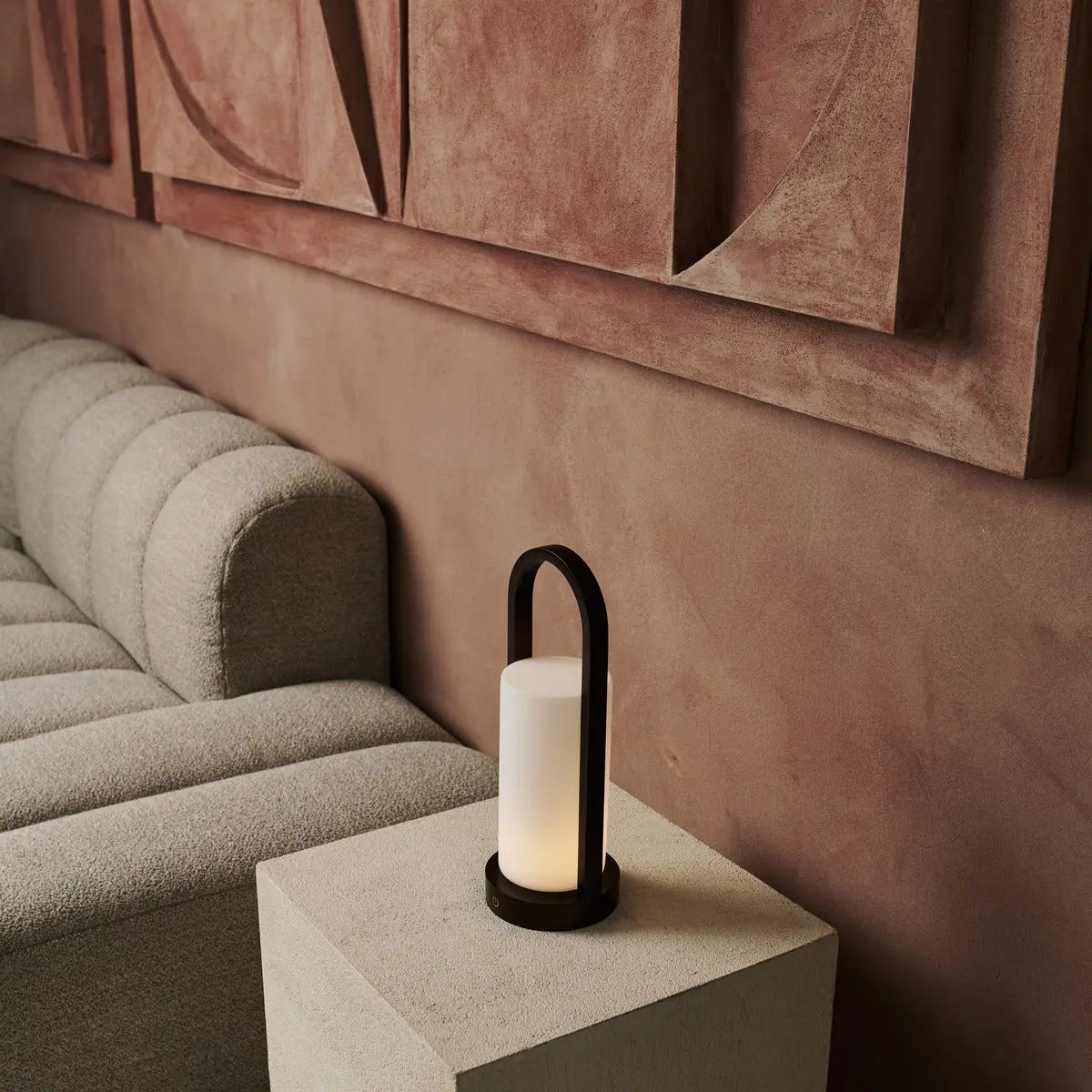 Evie lampada da tavolo ricaricabile in legno marrone scuro – dimmerabile, wireless, design naturale con vetro
