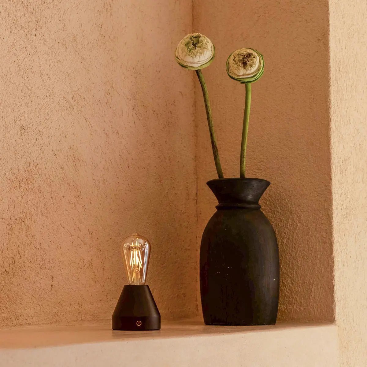 Zavi lampada da tavolo LED marrone scuro – lampada in legno ricaricabile wireless con funzione dimmer e durata della batteria di 80 ore | Tavellio Amsterdam