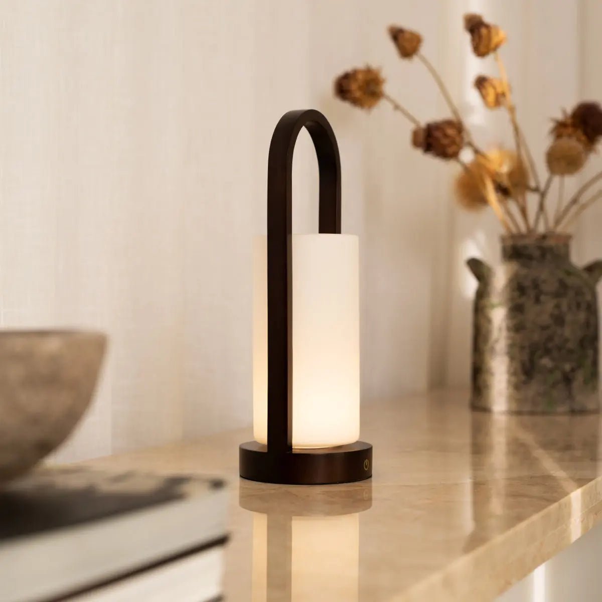 Evie lampada da tavolo ricaricabile in legno marrone scuro – dimmerabile, wireless, design naturale con vetro