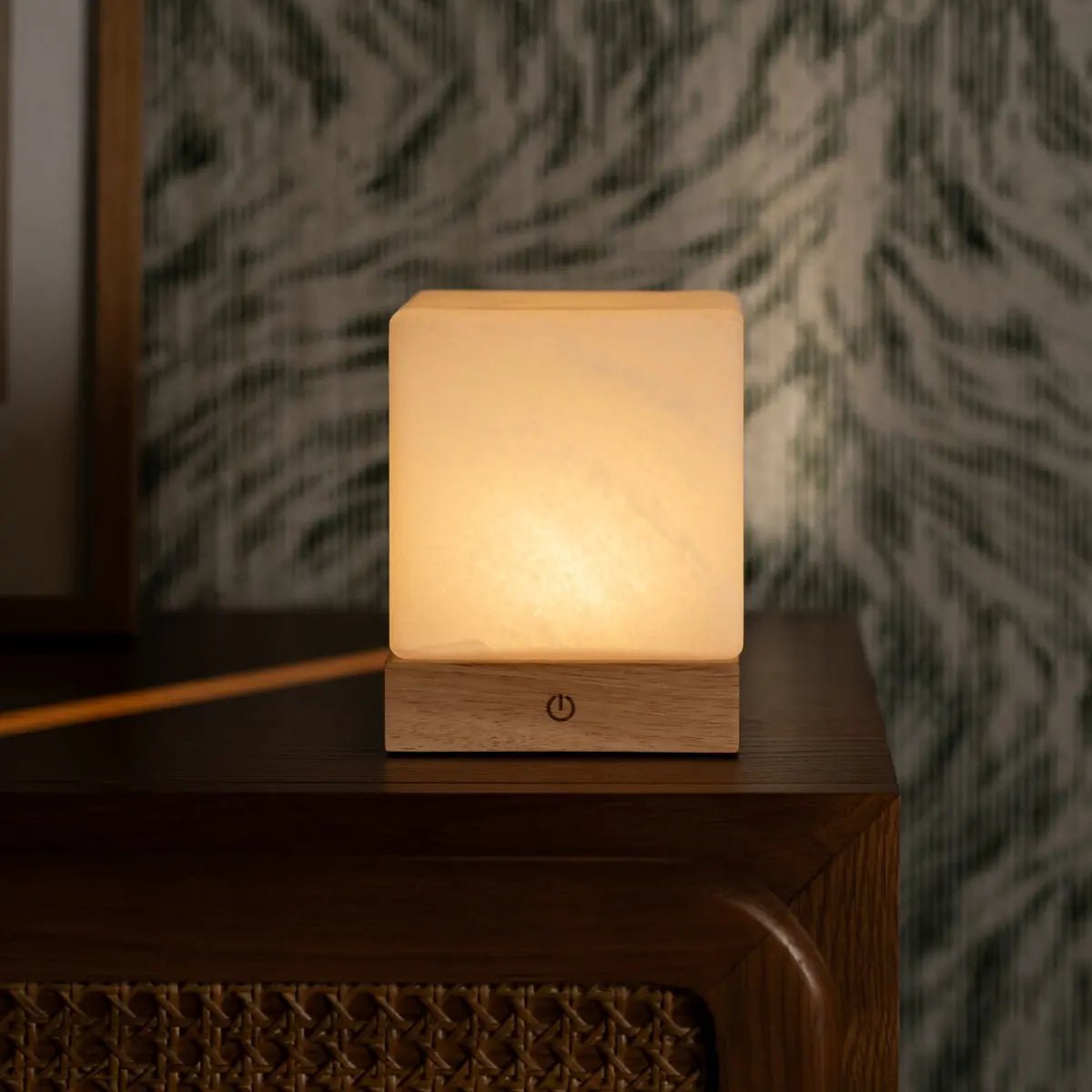 Lampada da tavolo in legno wireless YCE con vetro satinato | Ricaricabile | Dimmerabile | Durata batteria 100 ore | Controllo touch | USB-C
