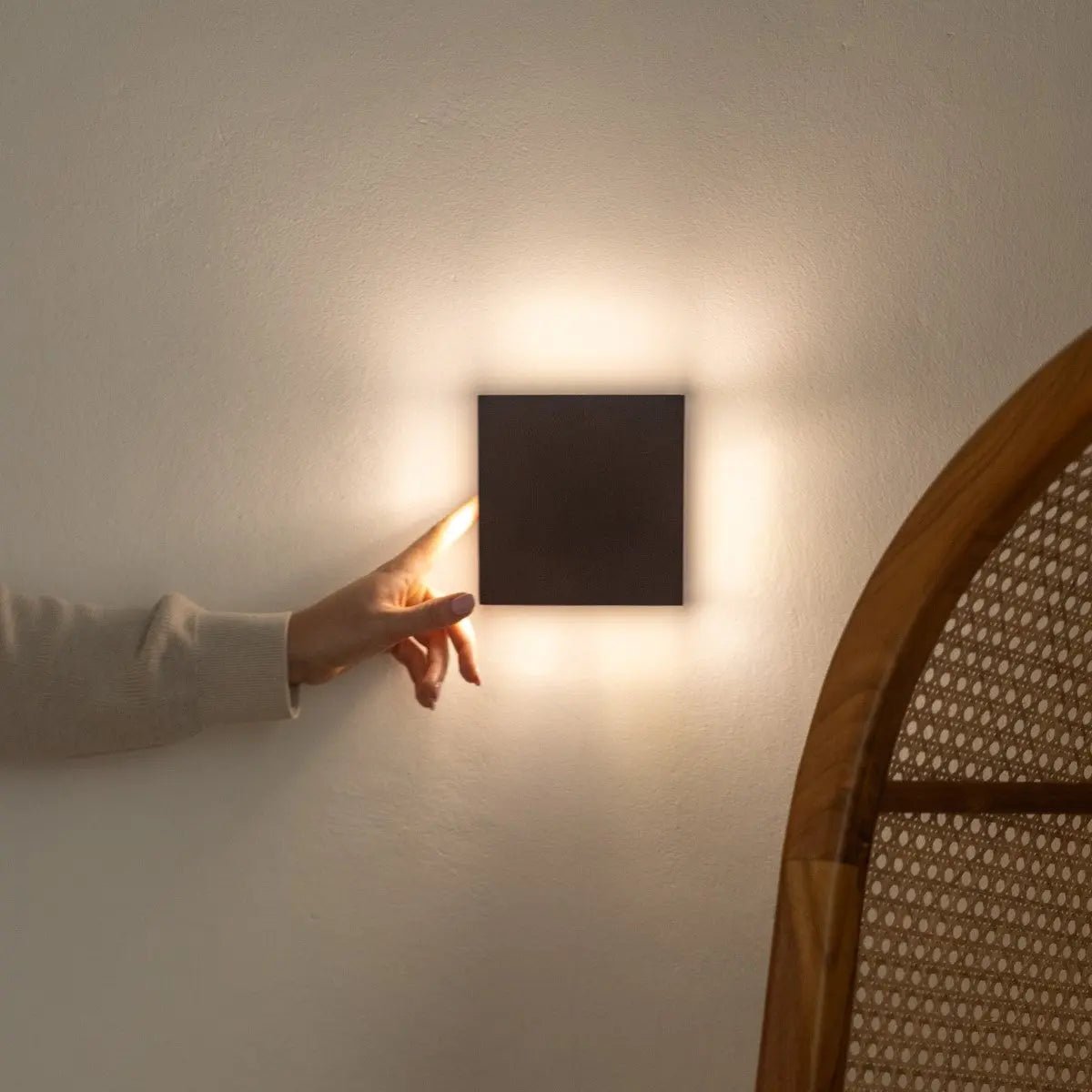 Applique da parete wireless nera Lane – illuminazione da parete in legno ricaricabile | Dimmerabile, USB-C, luce bianca calda (2700K)