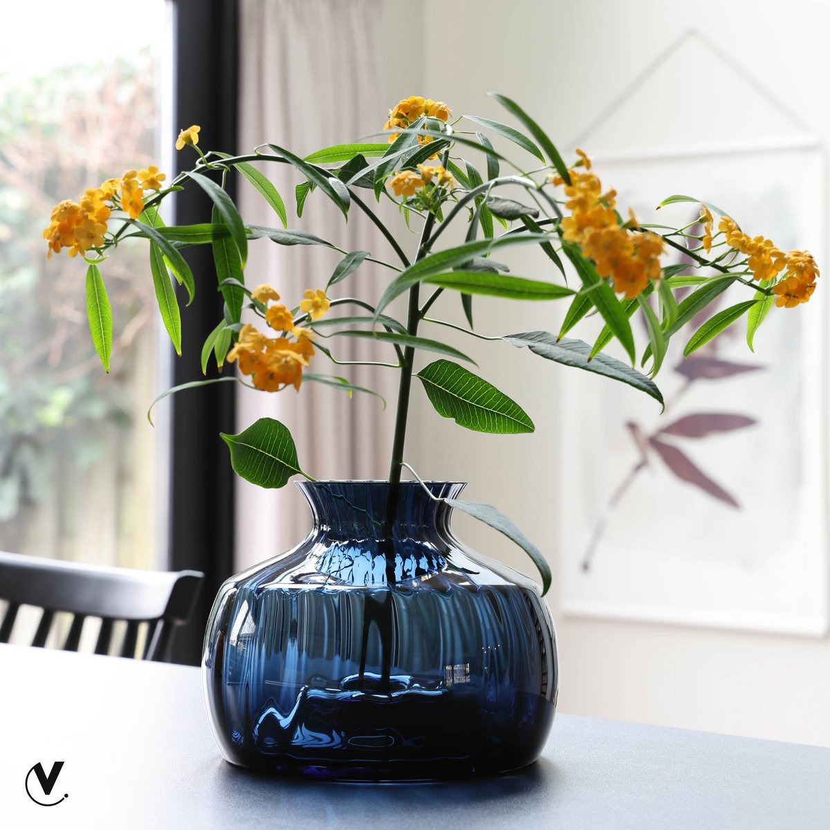 Glyde Blue Vaas – Mondgeblazen Design Vaas Ø18,5xH14,5cm van Dik Blauw Glas – Gelimiteerde editie