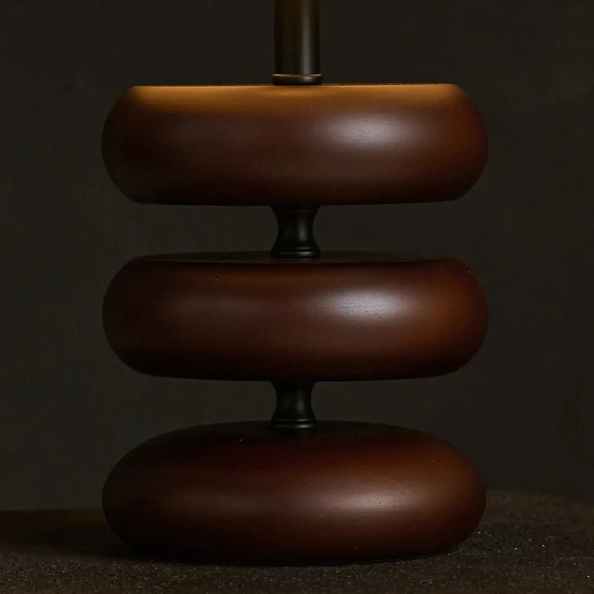 Lara lampada da tavolo in legno marrone scuro – lampada rustica con paralume in lino crema | Fatto a mano, attacco E27, 44 cm di altezza