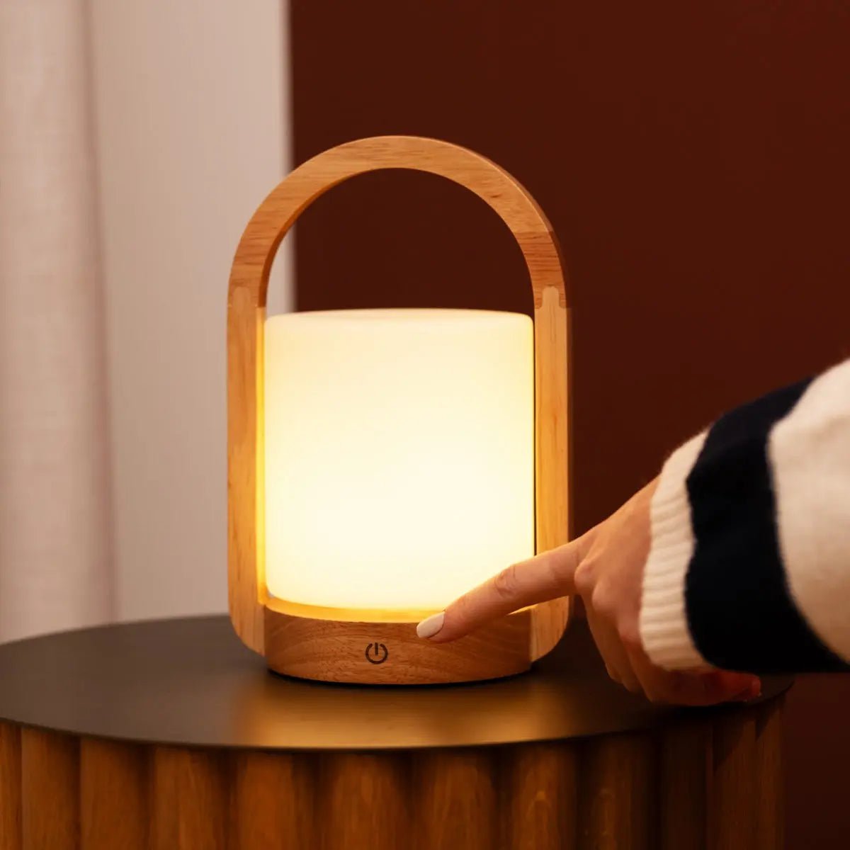 George lampada da tavolo ricaricabile in legno con vetro satinato e manico | Senza fili, dimmerabile e luce calda – fino a 100 ore di batteria