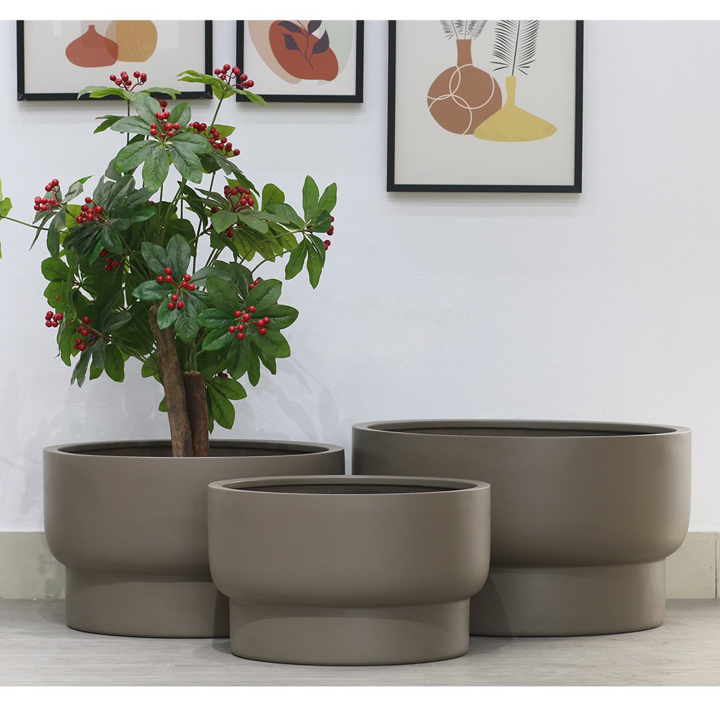 Nyborg taupe plantenpot voor binnen & buiten – lichtgewicht handgemaakt fiberstone | UV- & vorstbestendig Ø54–70cm